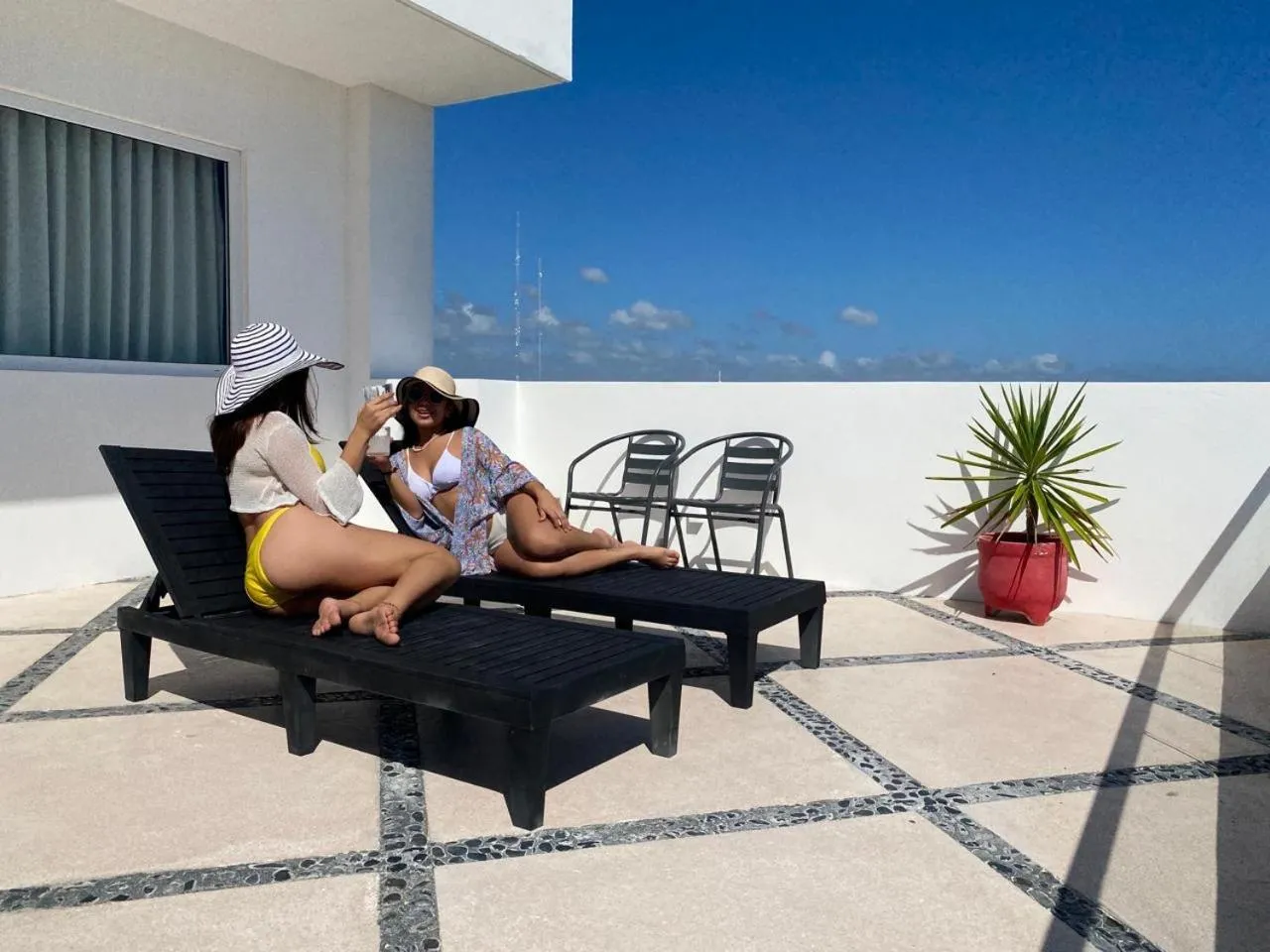 People in Illusion Xpress I Attraction Hotel Deluxe