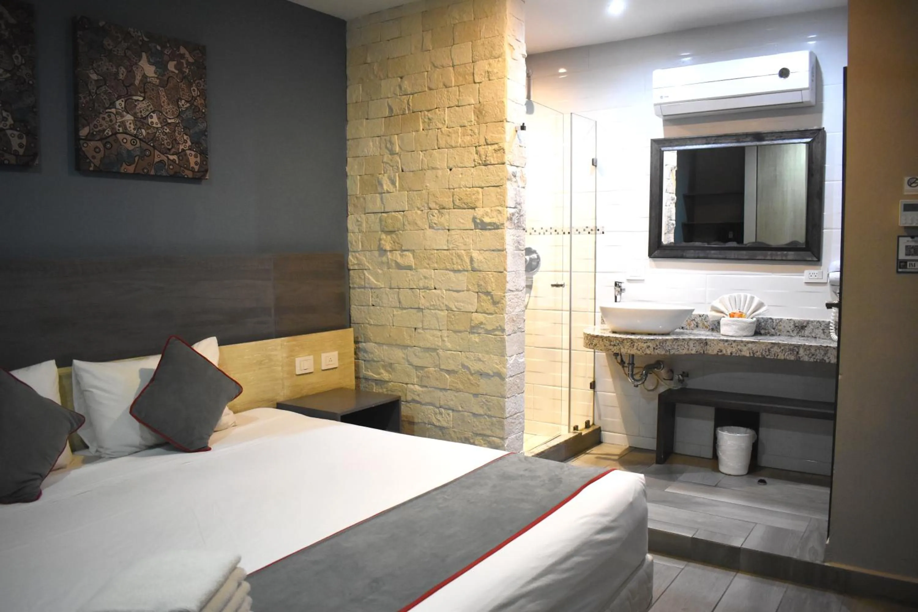 Bathroom, Bed in Illusion Xpress I Attraction Hotel Deluxe