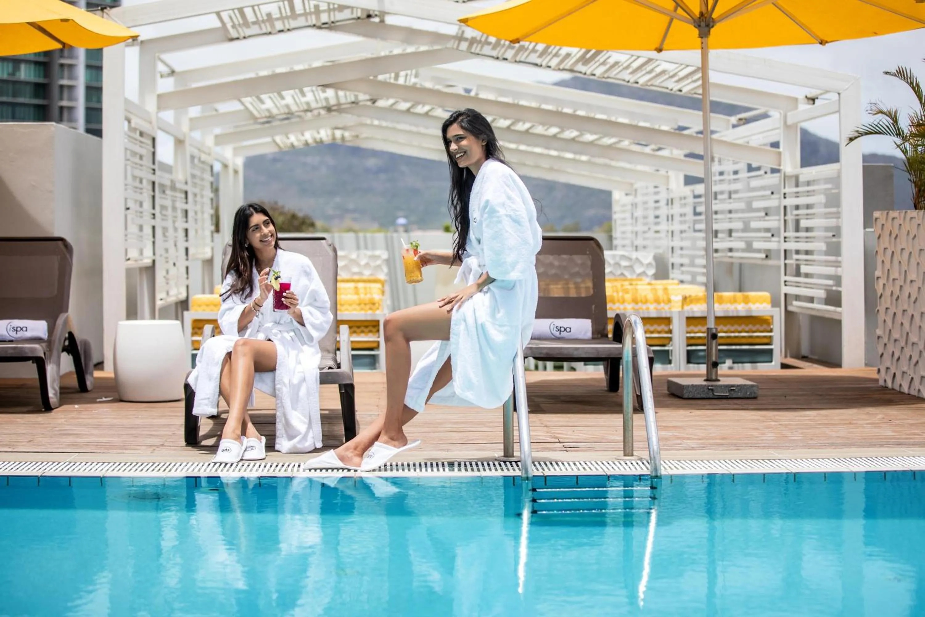 Swimming pool in Hennessy Park Hotel