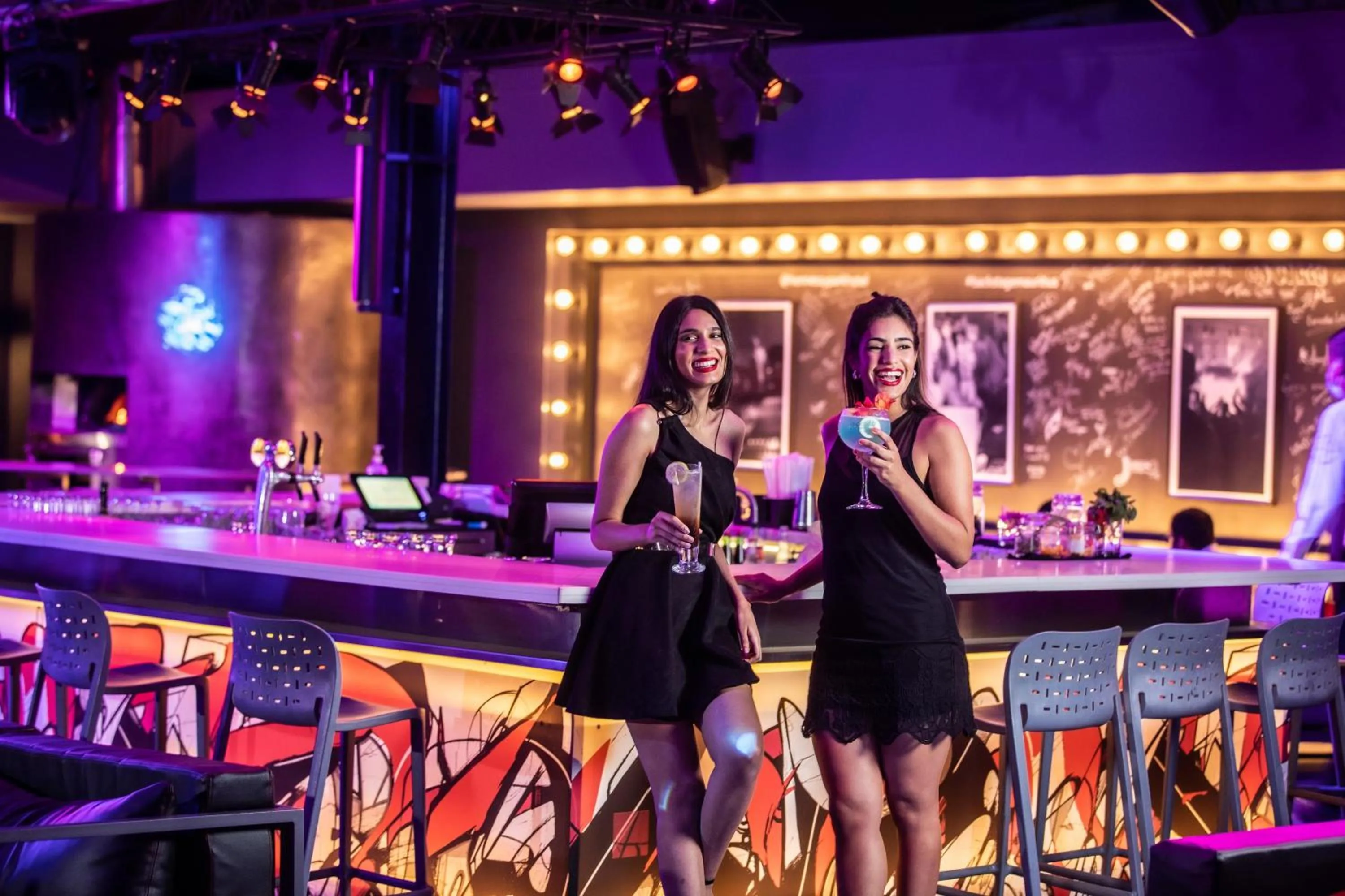 Lounge or bar in Hennessy Park Hotel