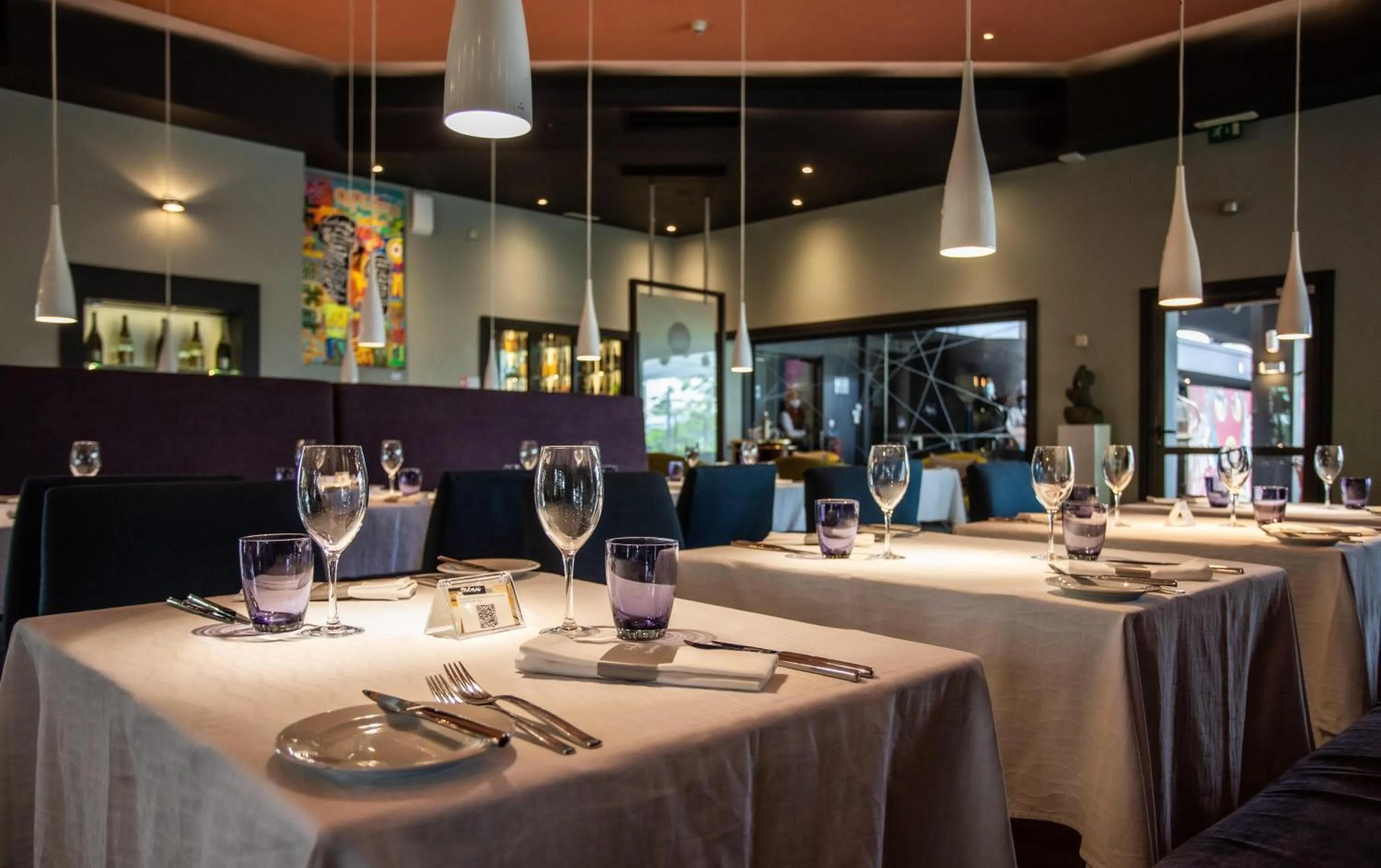 Restaurant/places to eat in Hennessy Park Hotel