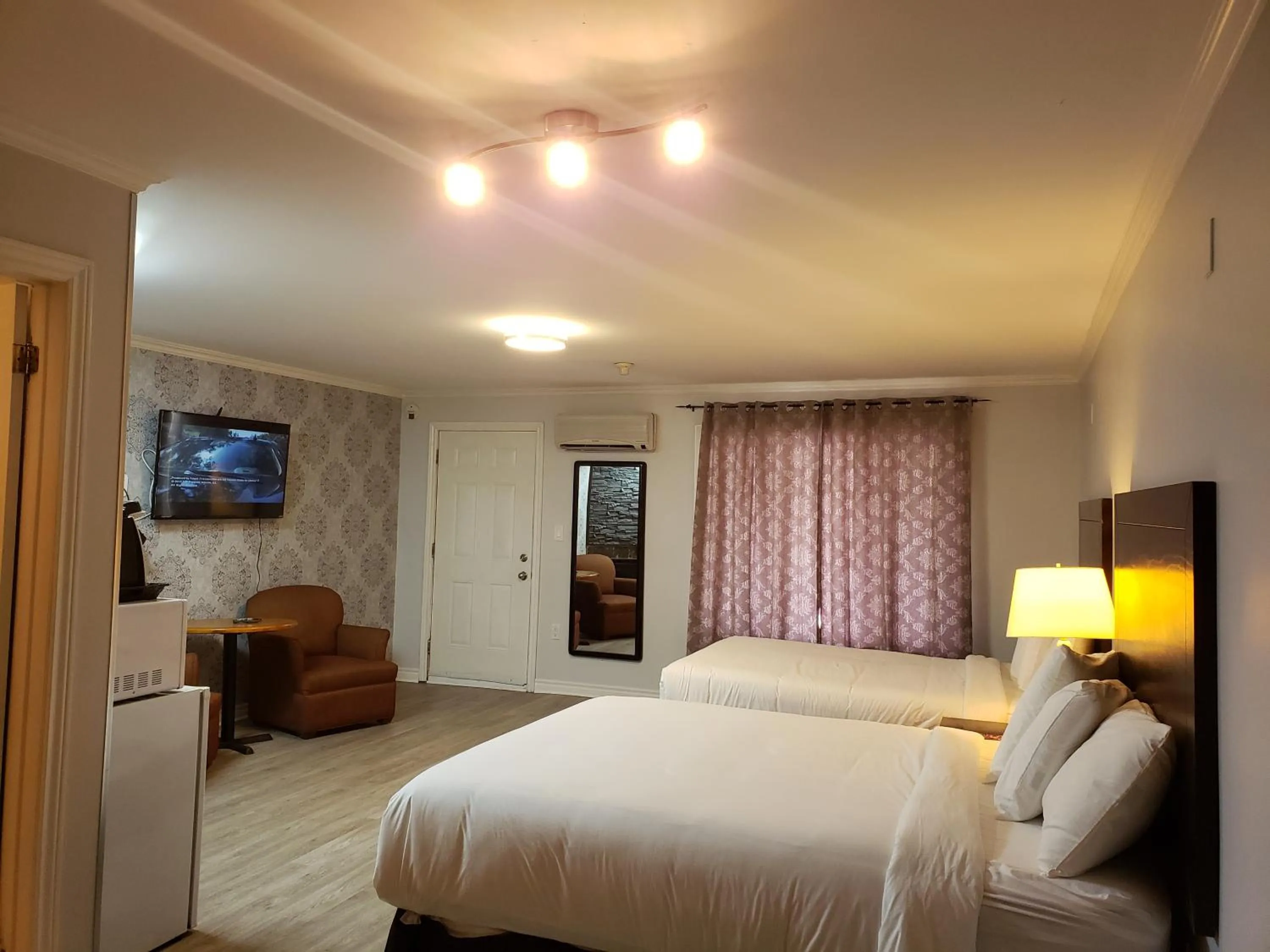 Bed in Regency Inn & Suites