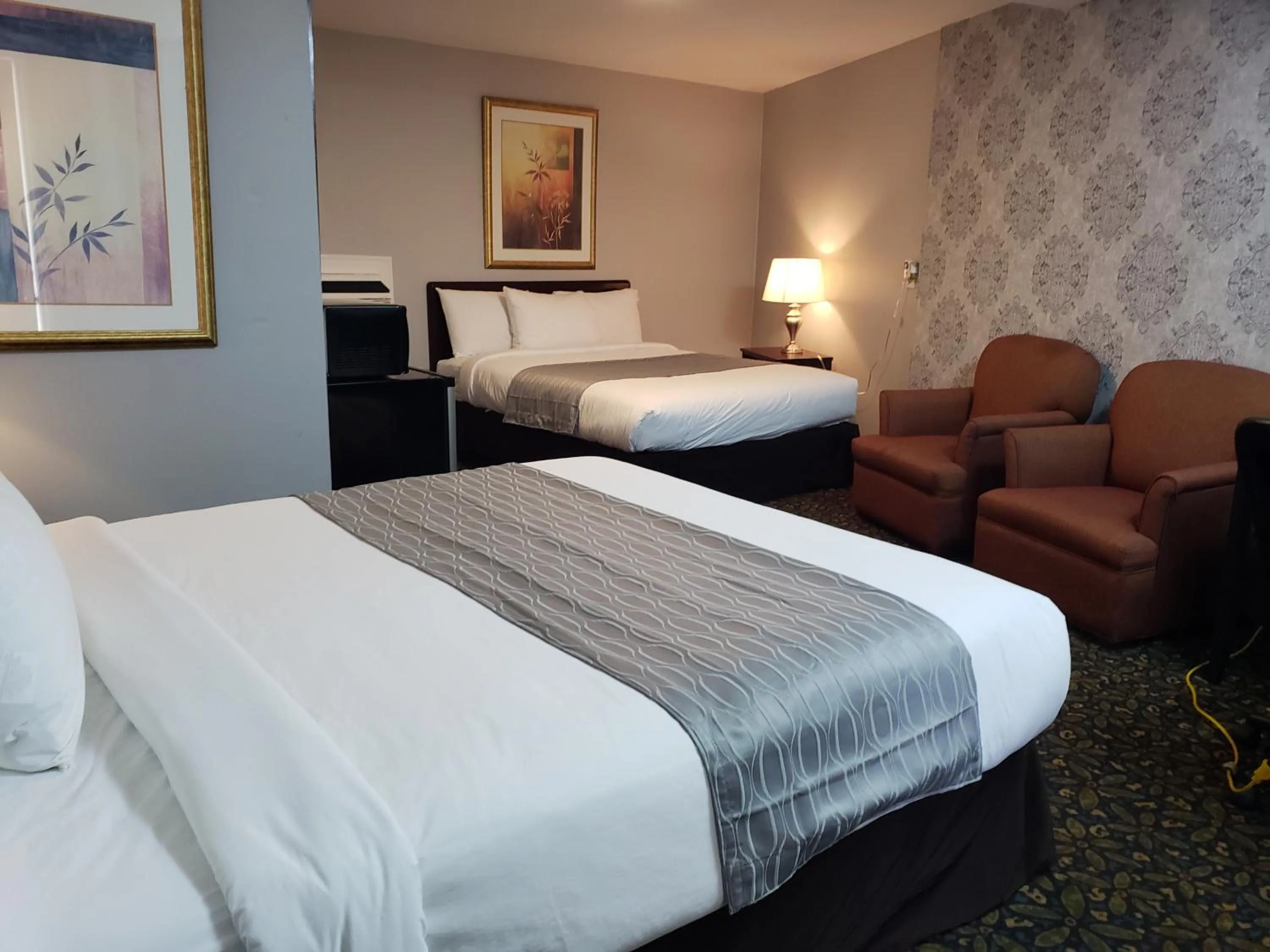 Bed in Regency Inn & Suites