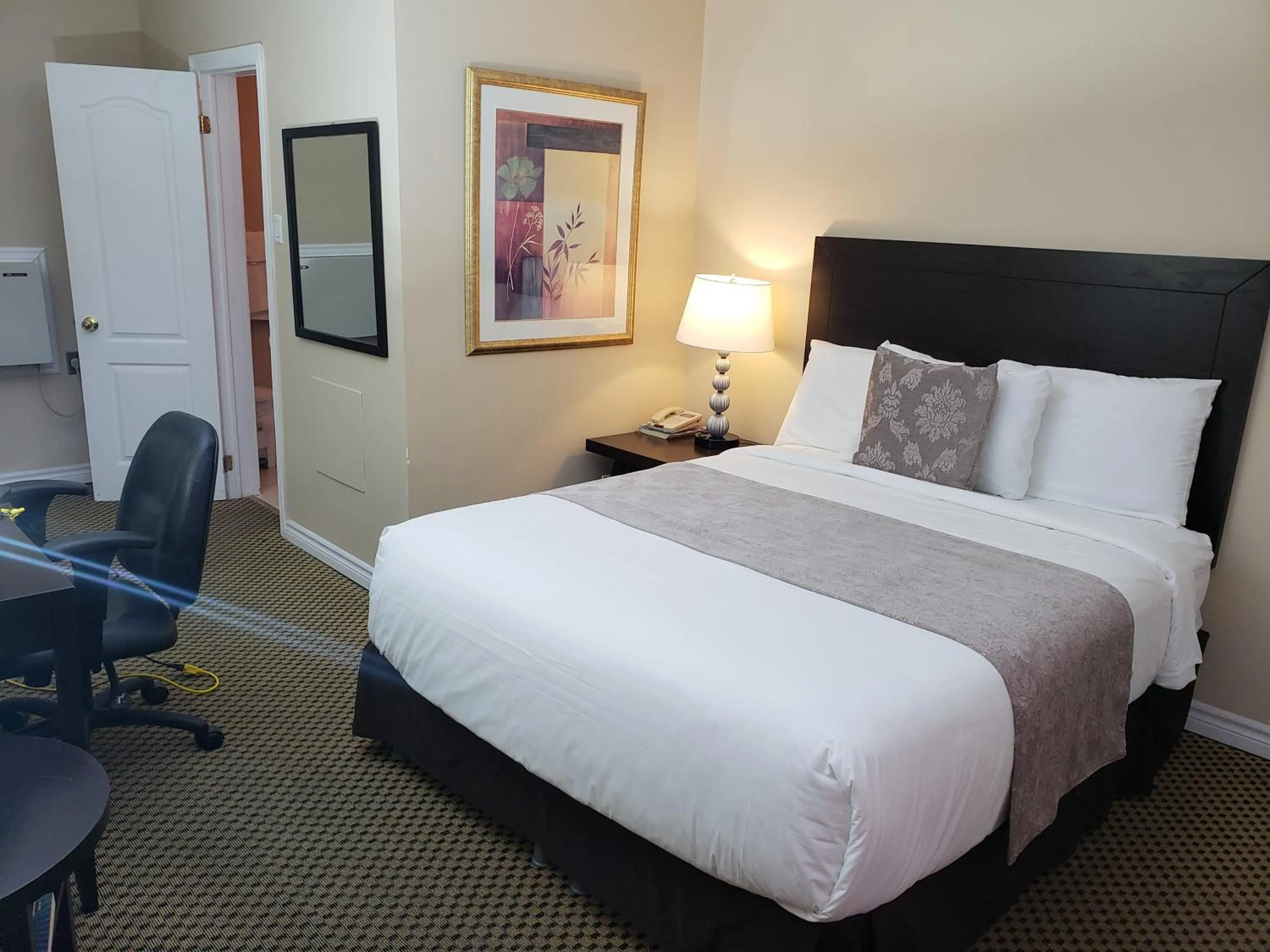 Bed in Regency Inn & Suites