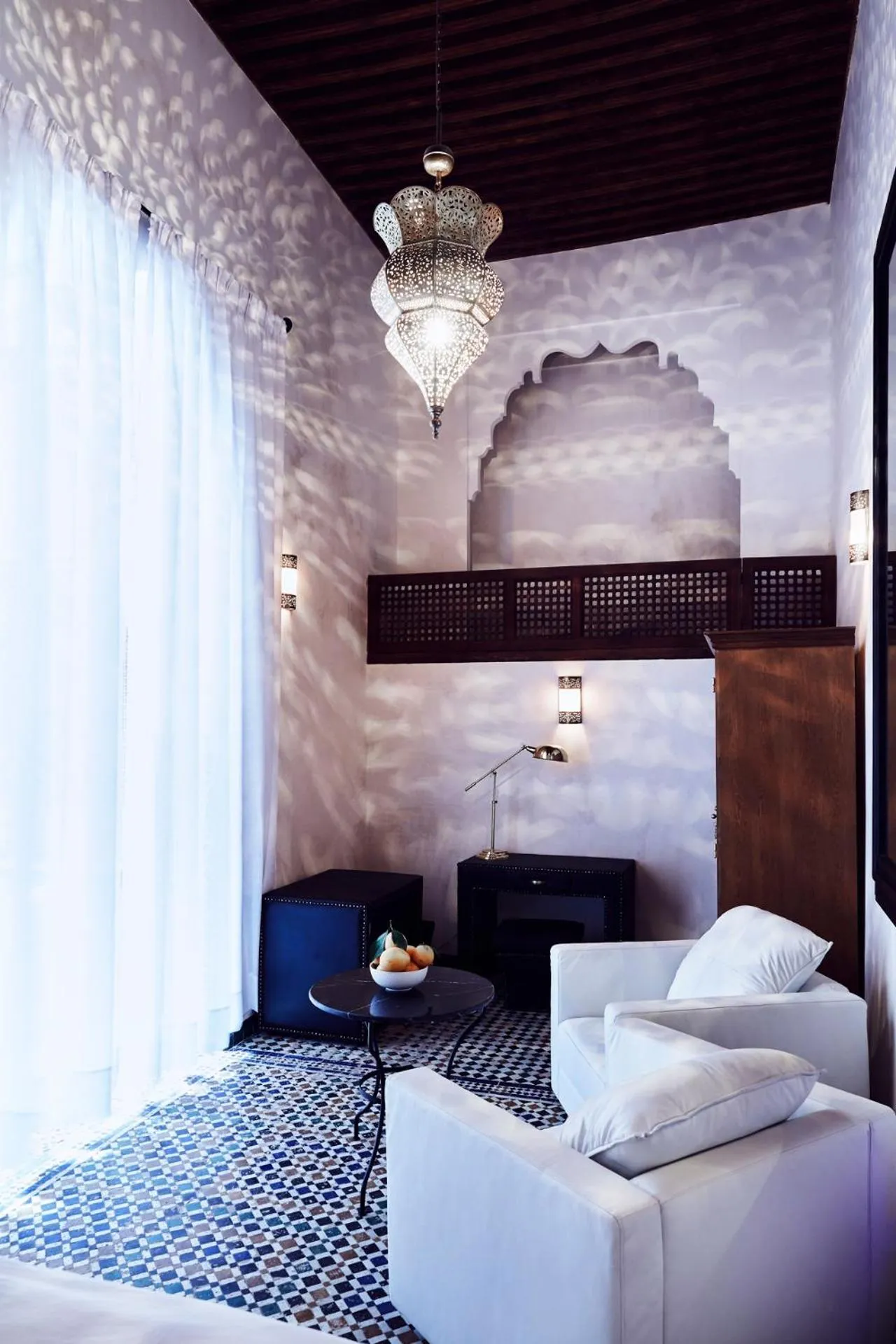 Seating area, Bed in Chaq Chaq