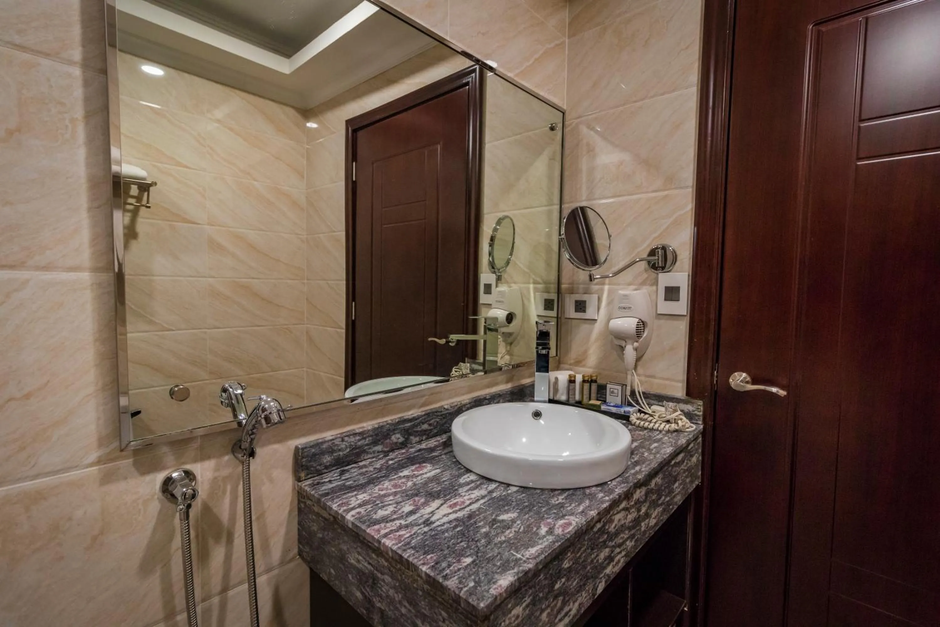 Shower in Hotel City Plaza & Suites