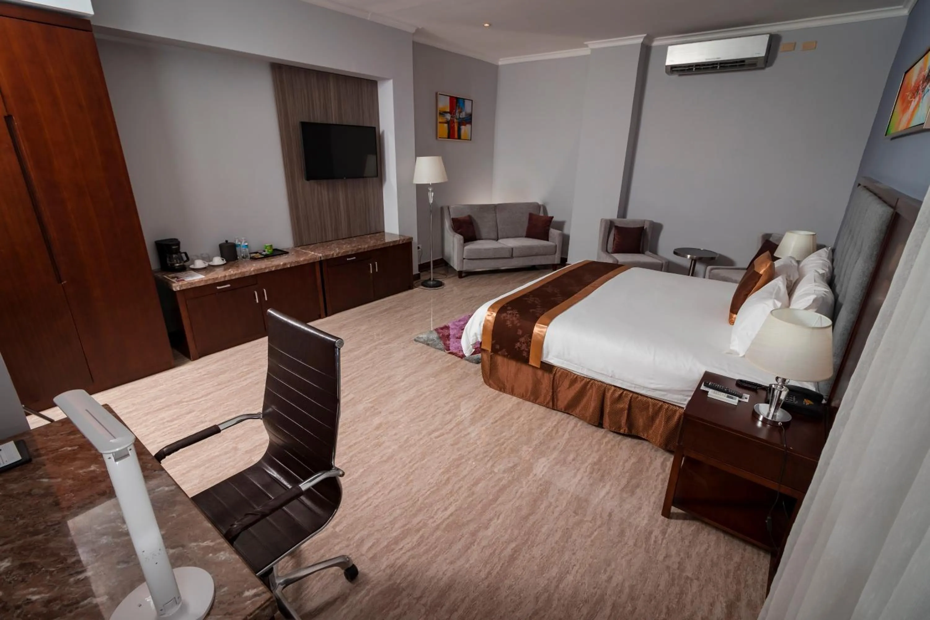 Bed in Hotel City Plaza & Suites