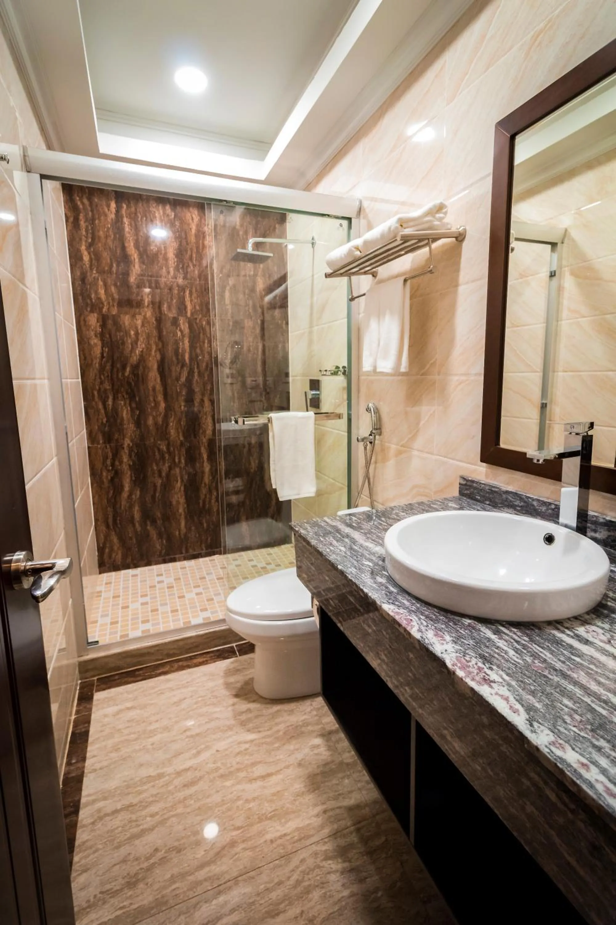 Shower in Hotel City Plaza & Suites