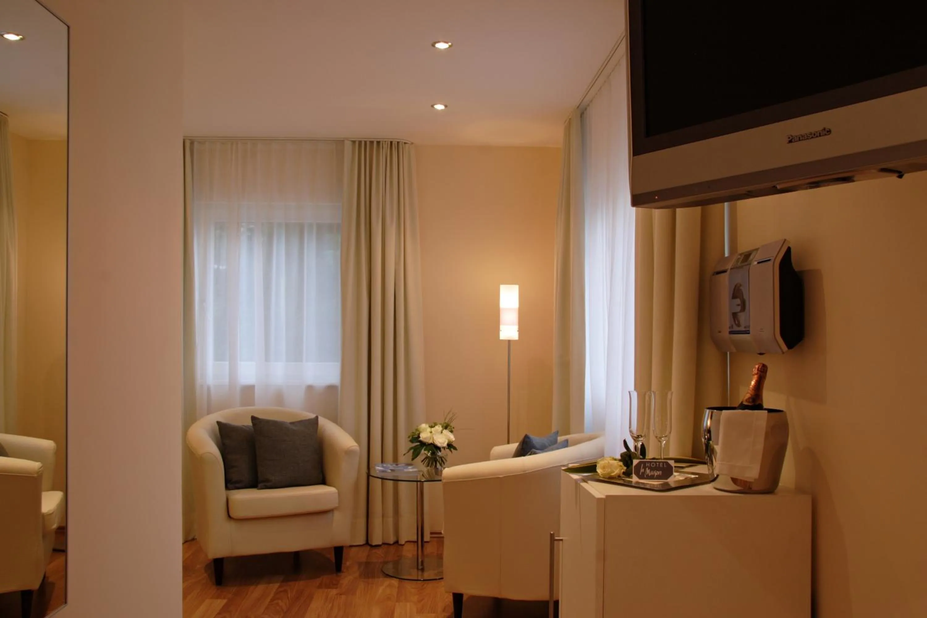 Seating area in Hotel Bonjour