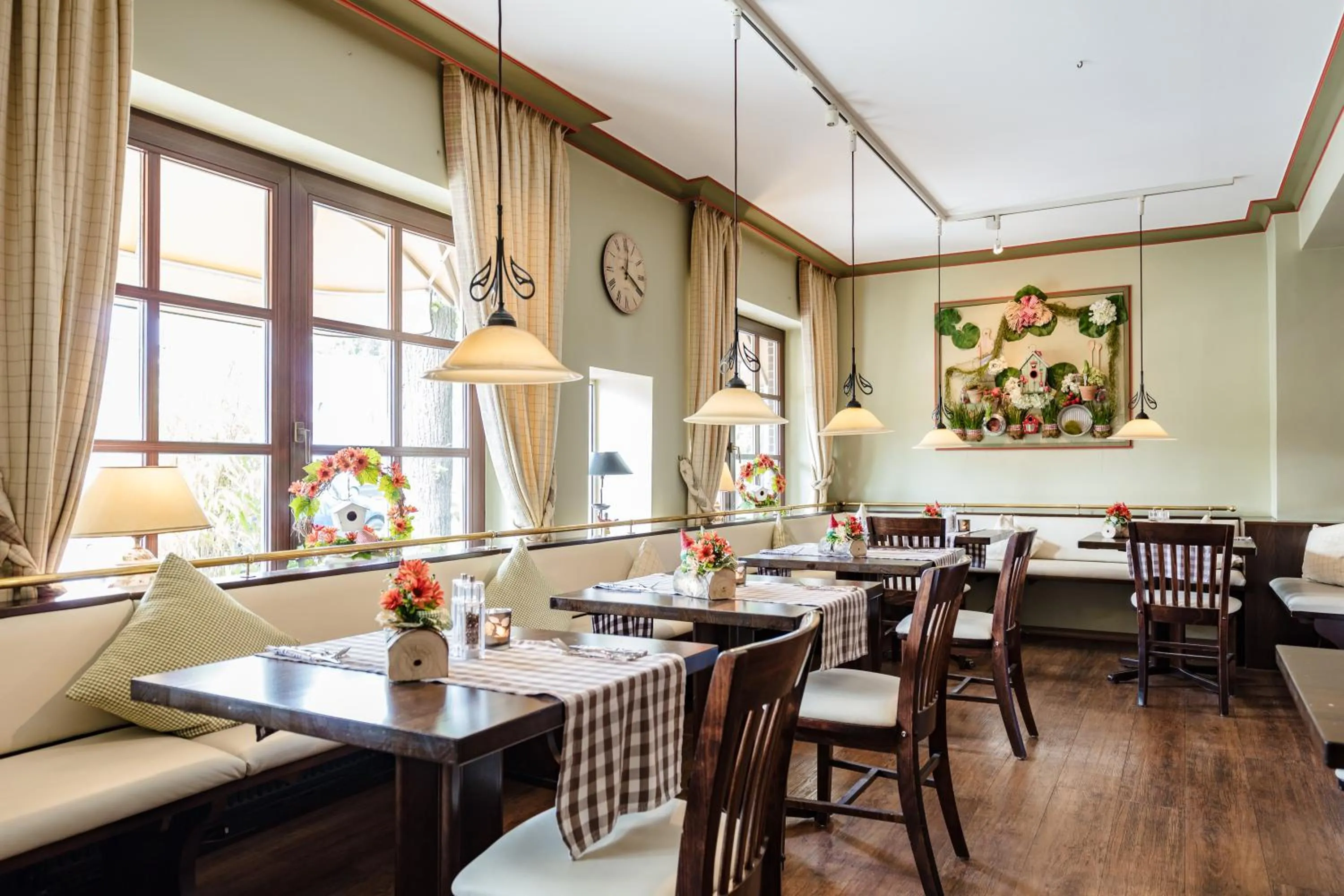 Restaurant/places to eat in Hotel Business & More