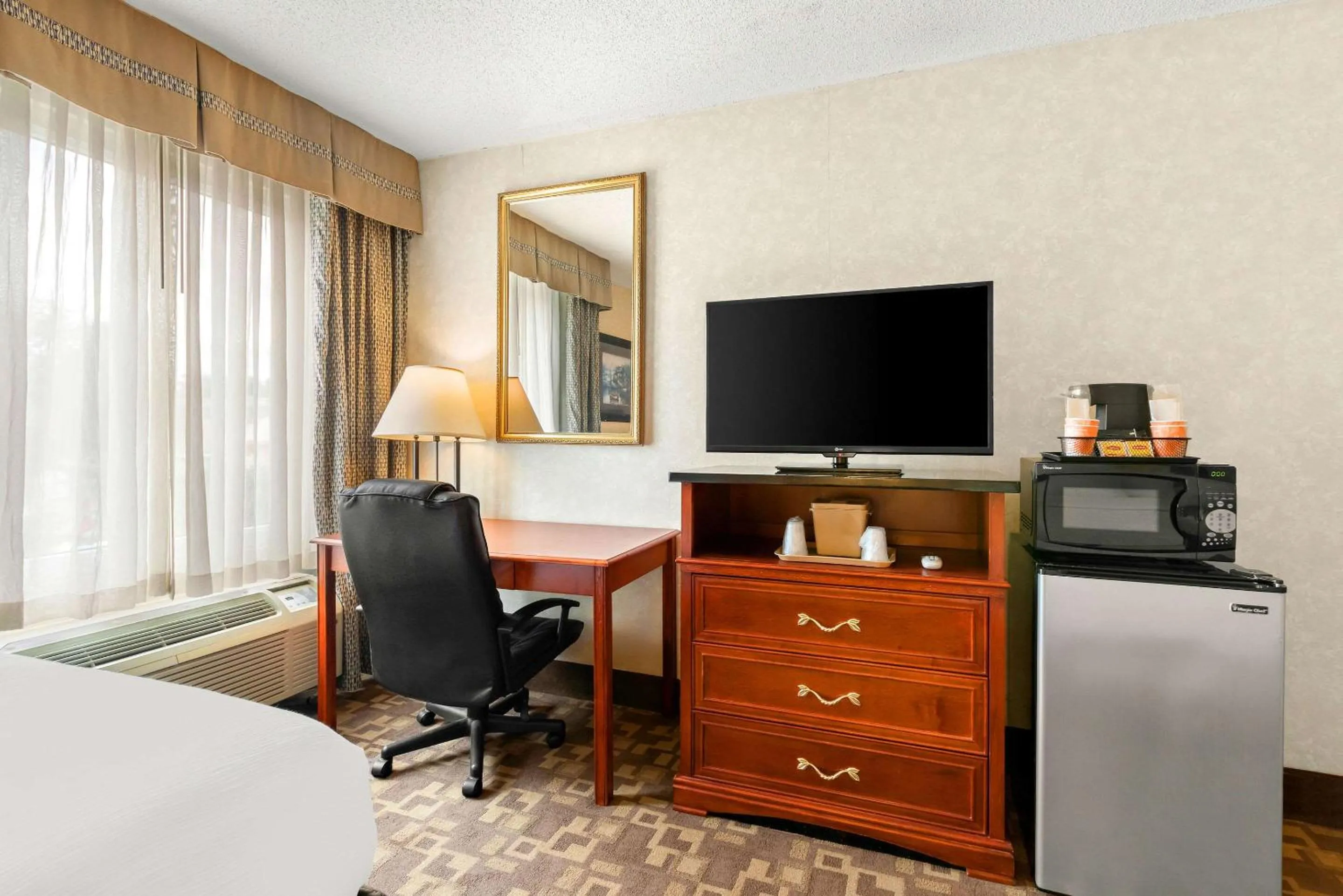 Bedroom, Bed in Quality Inn Edison-New Brunswick