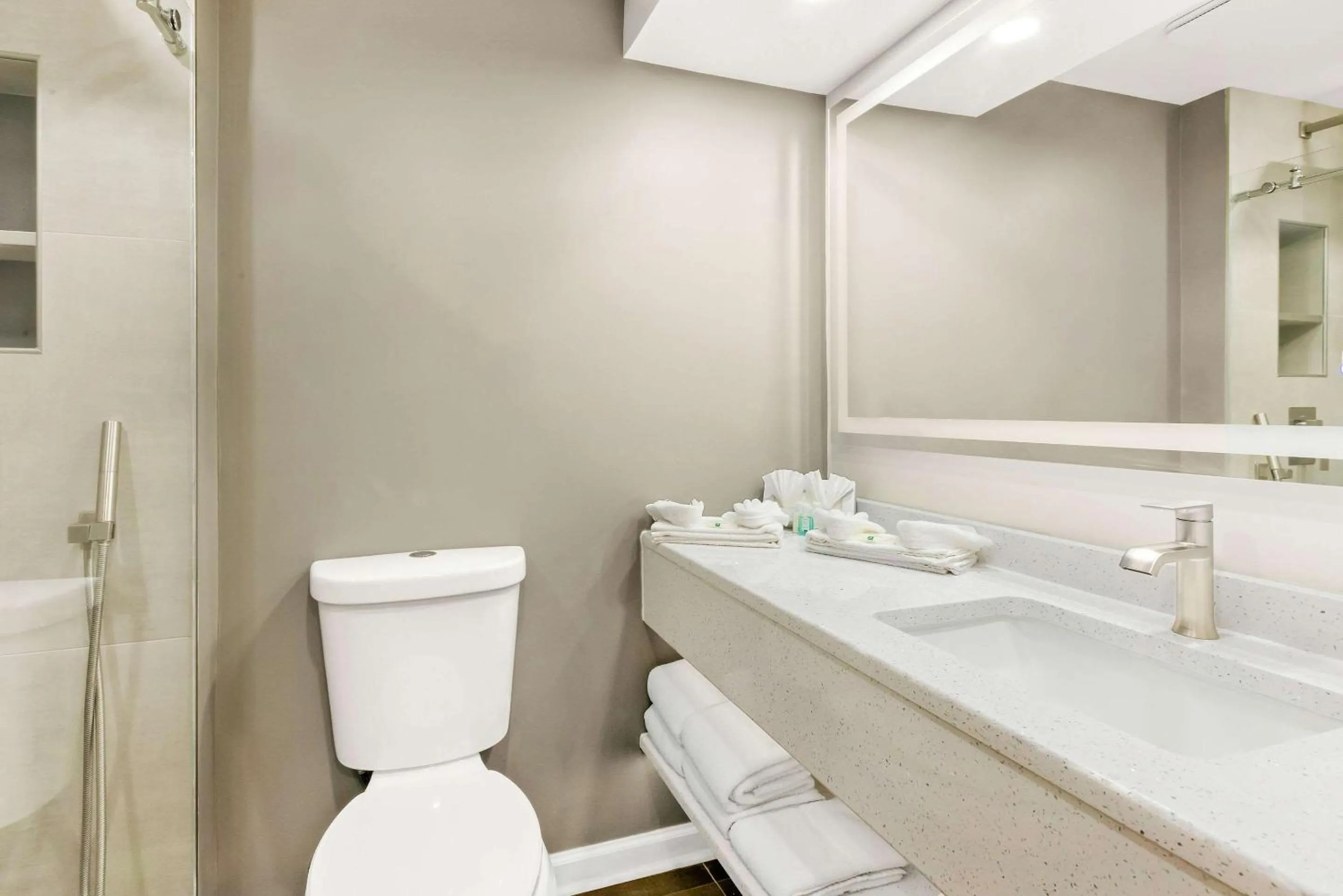 Bedroom in Quality Inn Edison-New Brunswick