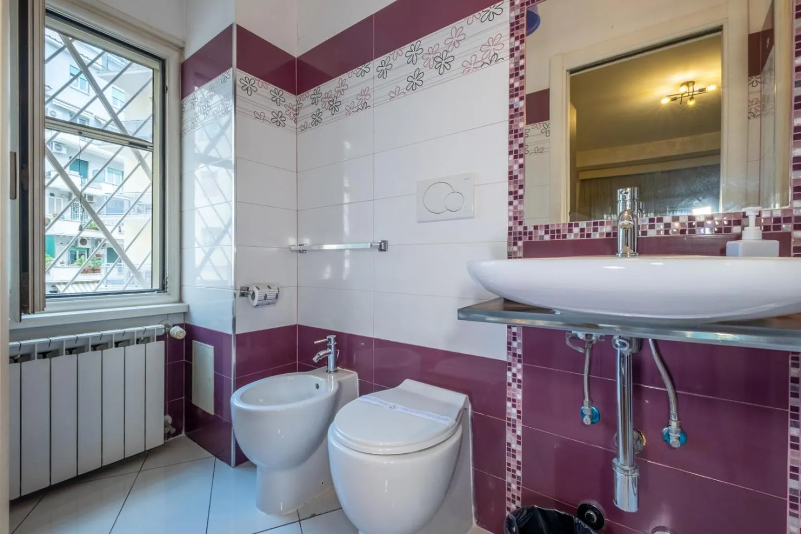 Toilet in Relais Tiburtina