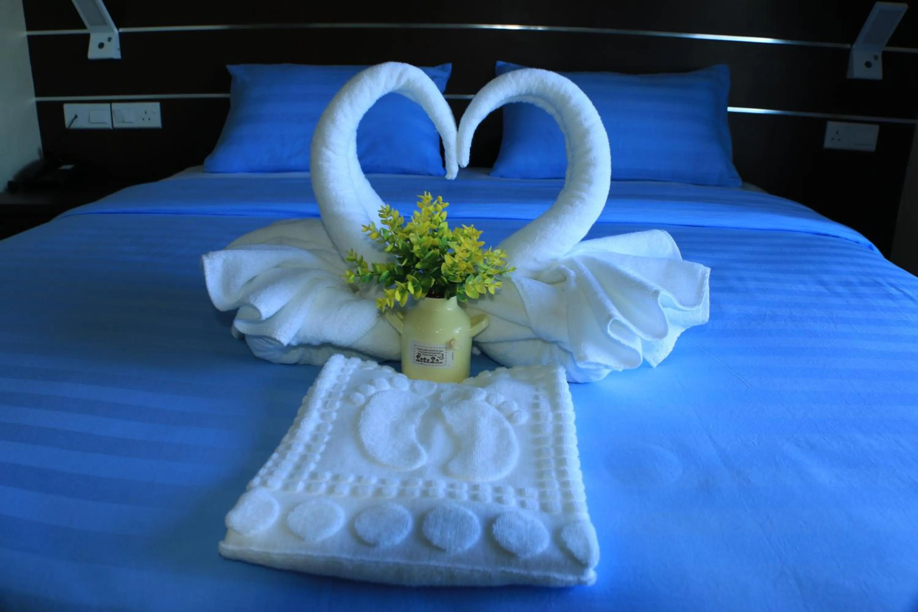 Bed in Wave View Hotel