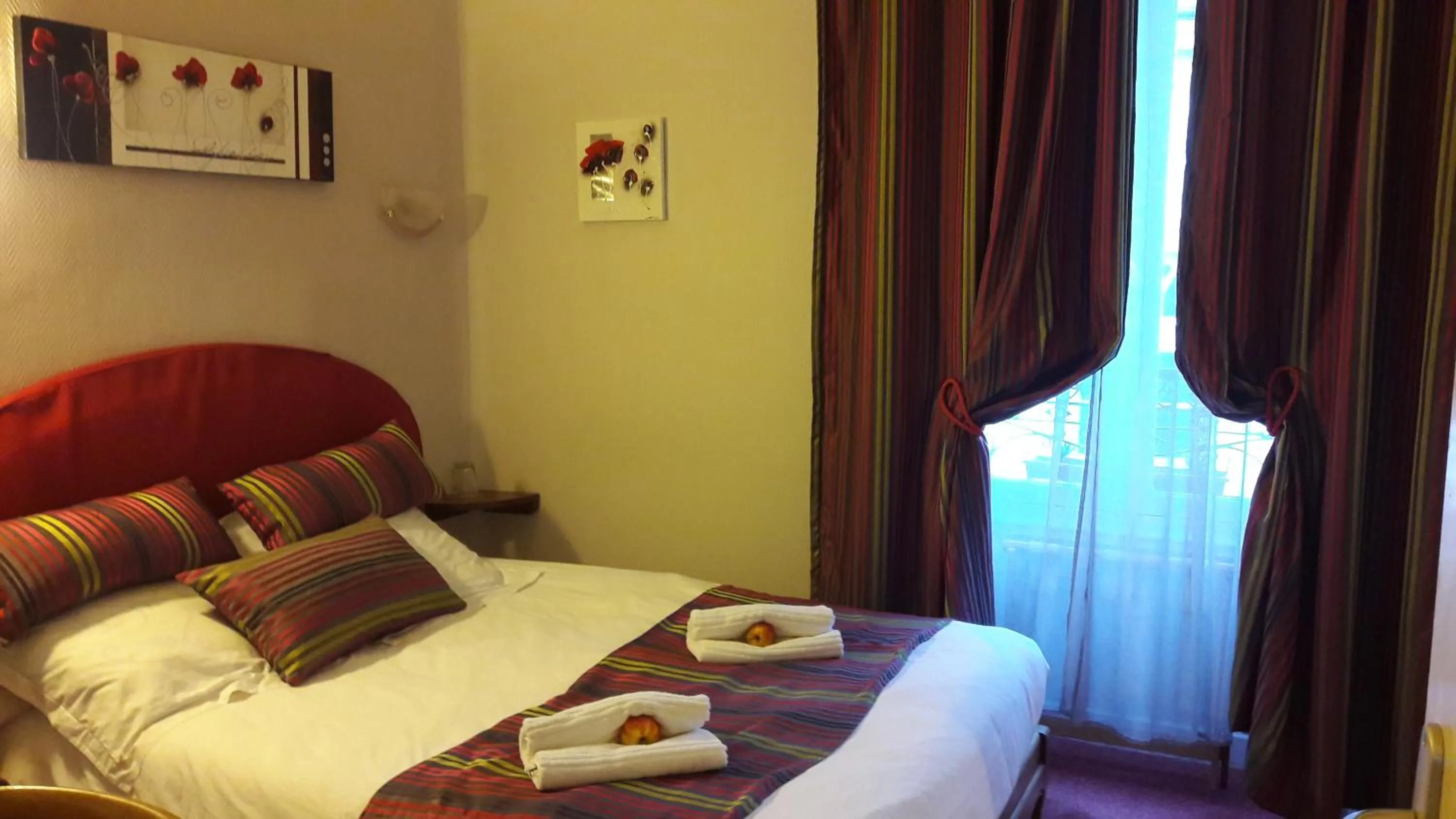 Bed in Logis Hôtel et Restaurant du Dauphin