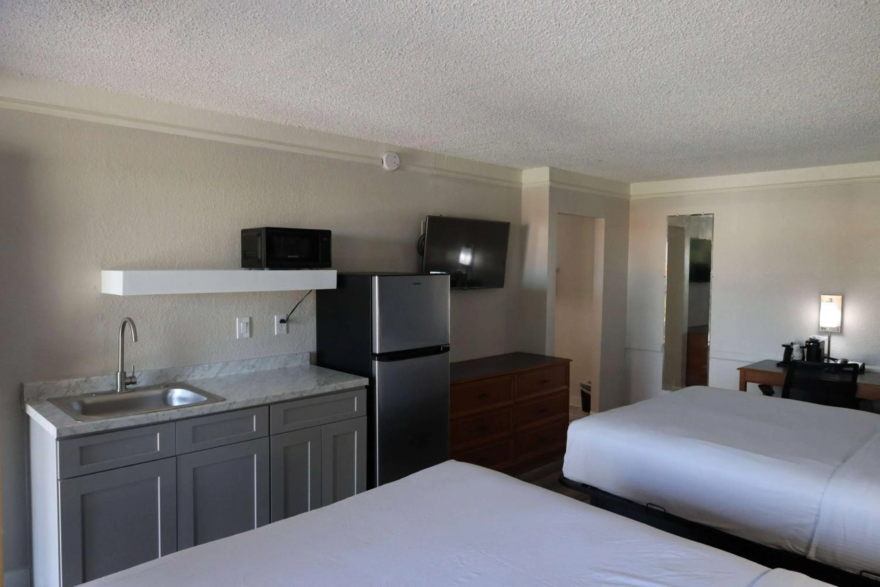 Photo of the whole room, Bed in Super 8 by Wyndham Austin South I-35