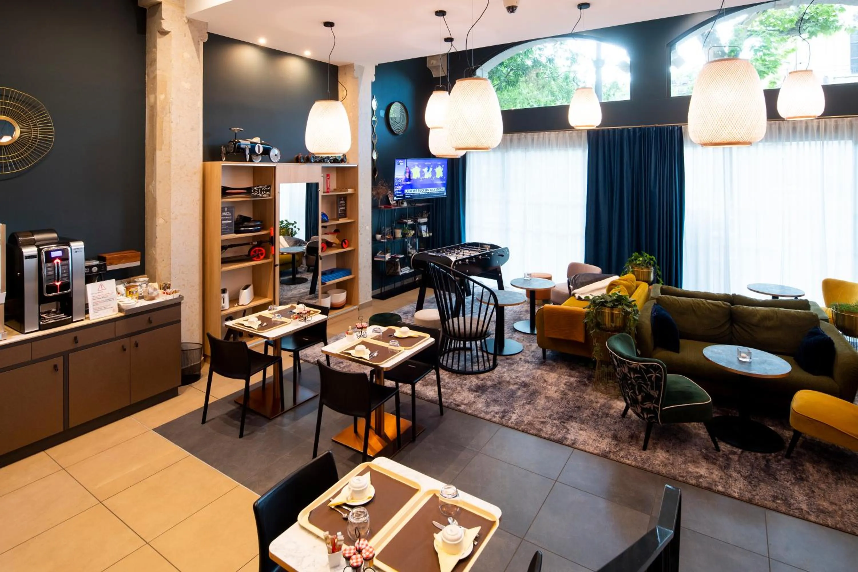 Communal lounge/ TV room in Aparthotel Adagio Lyon Patio Confluence