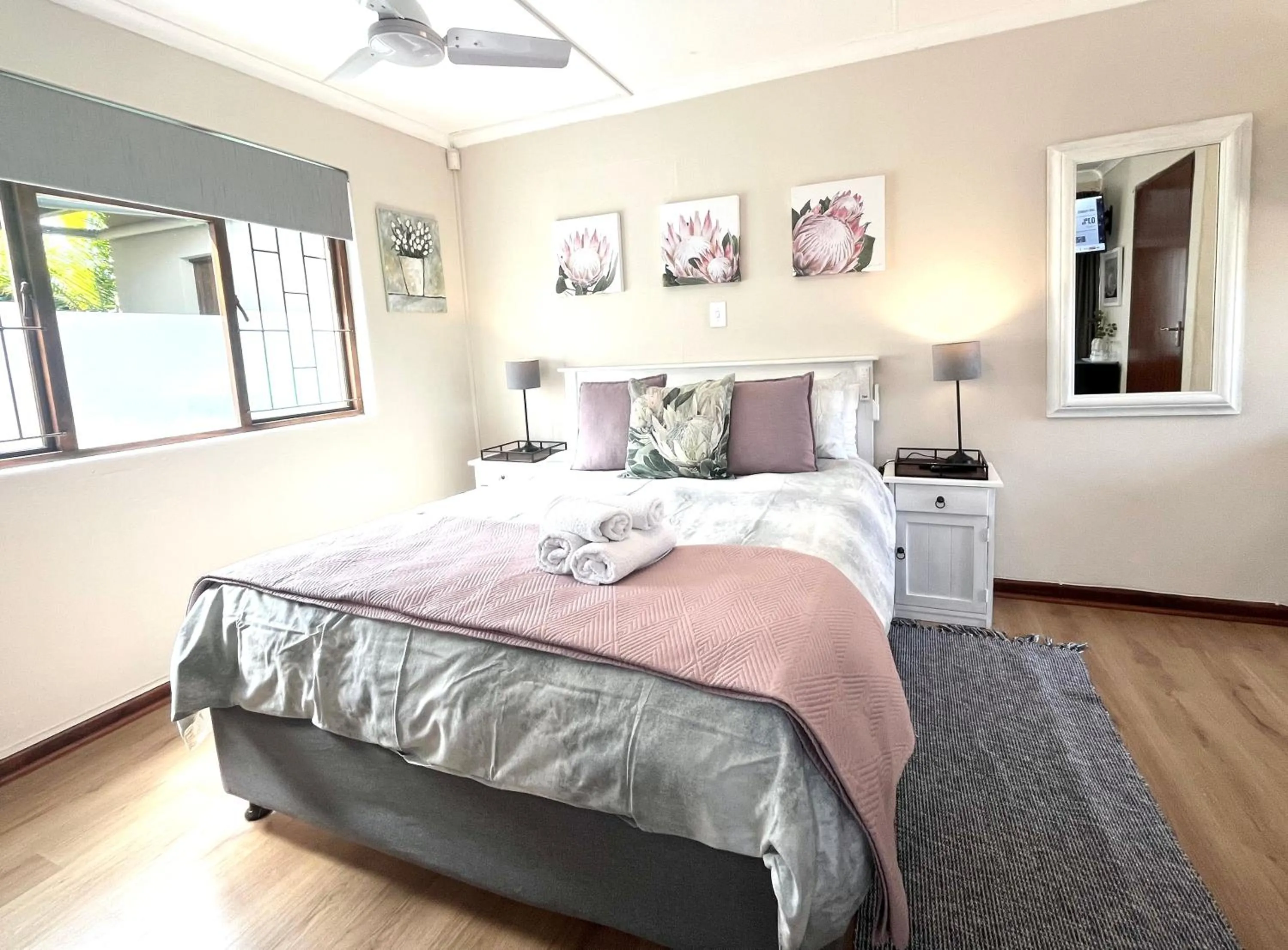 Bed in Dolphin Circle Bed and Breakfast