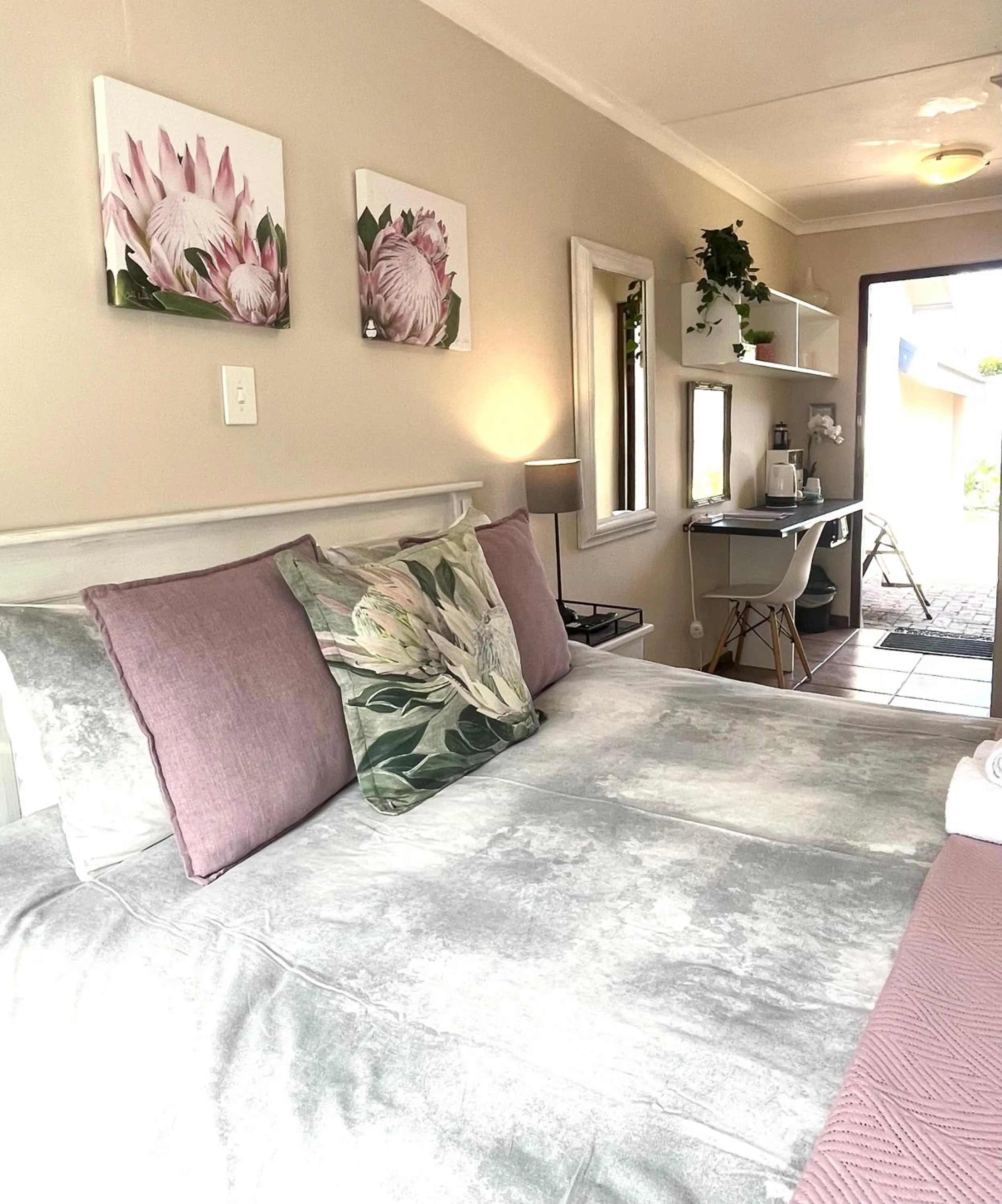 Bed in Dolphin Circle Bed and Breakfast