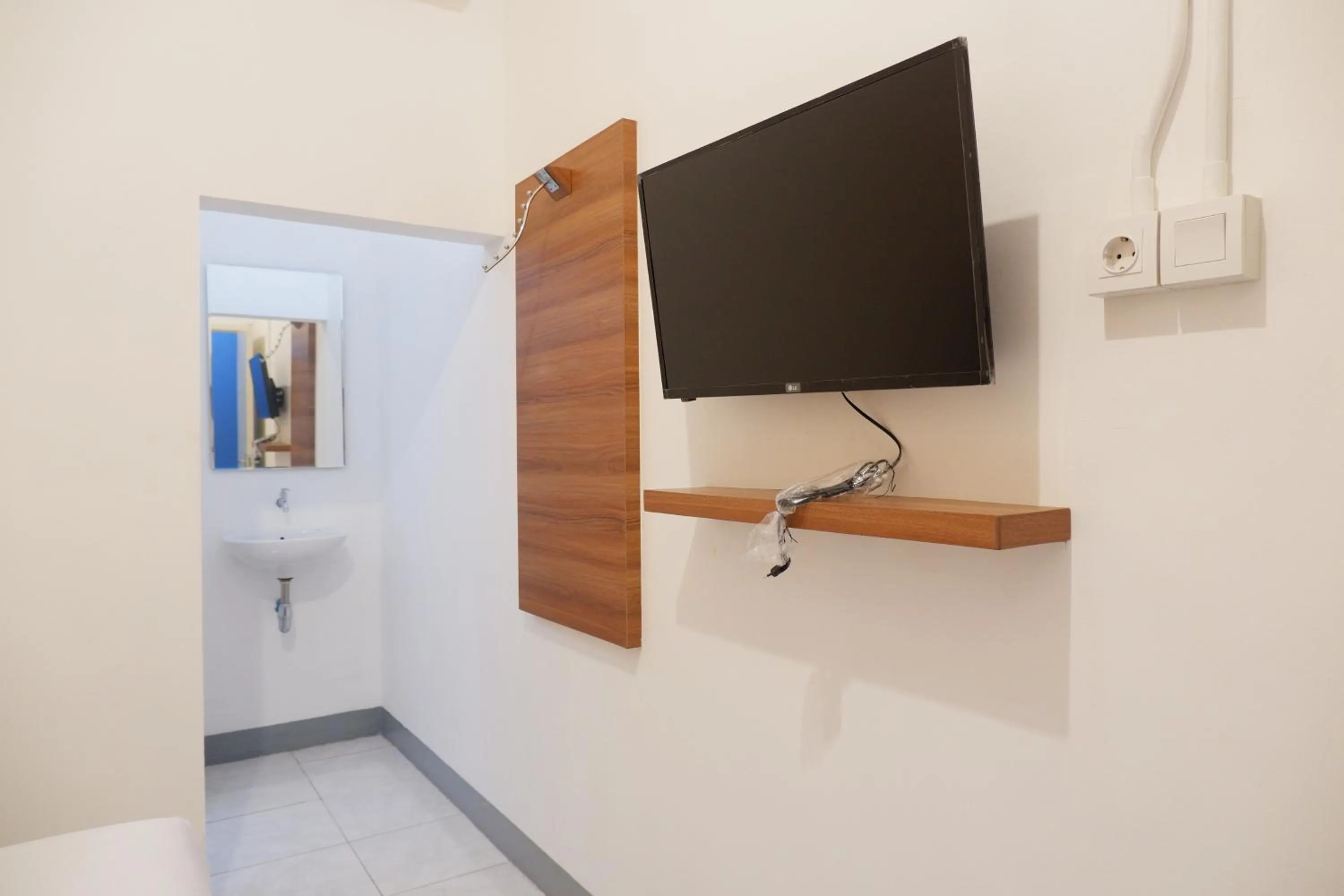 TV and multimedia in Kokonut Guesthouse