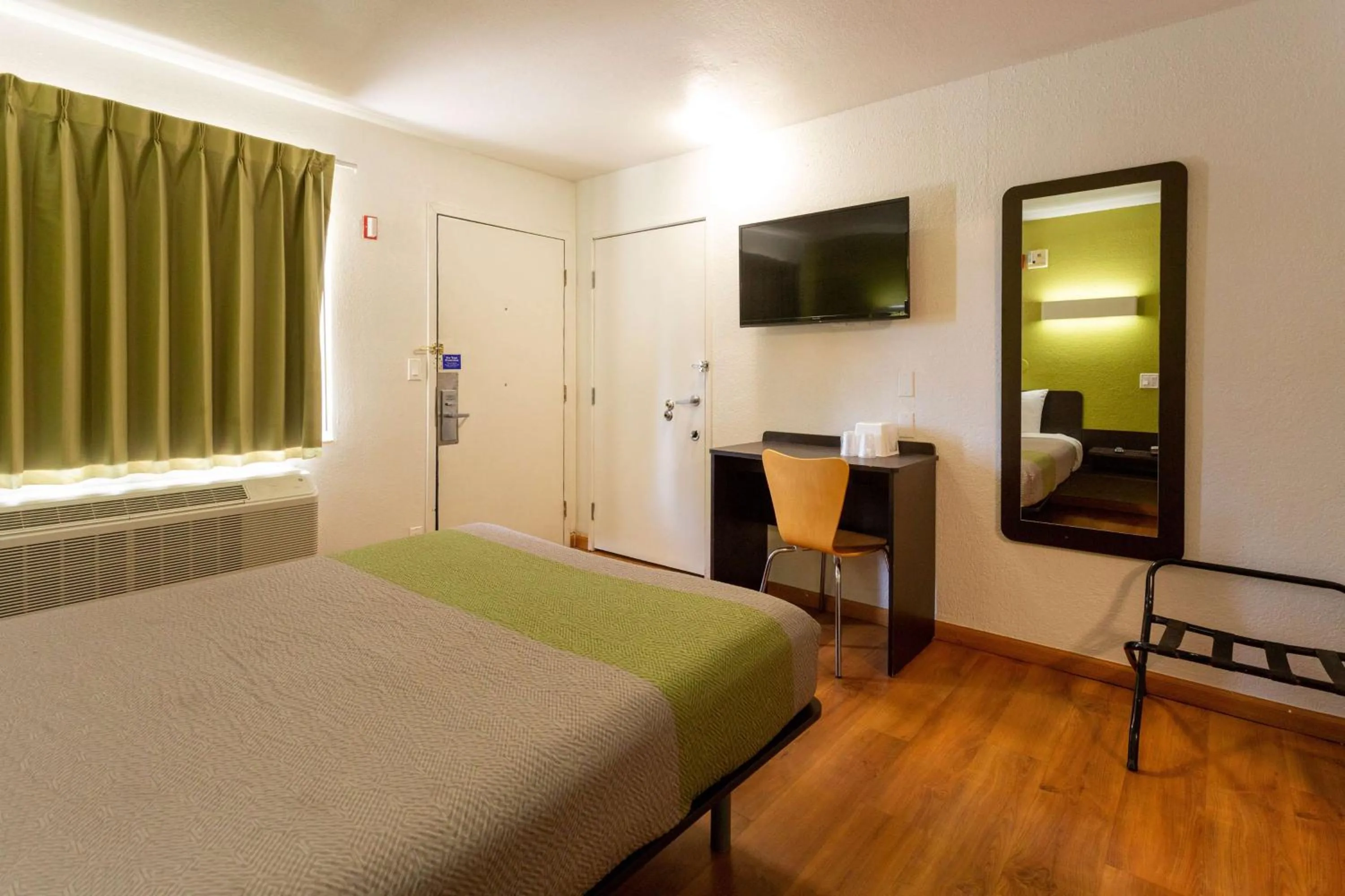 Photo of the whole room, Bed in Motel 6-Camp Springs, DC - South Camp Springs