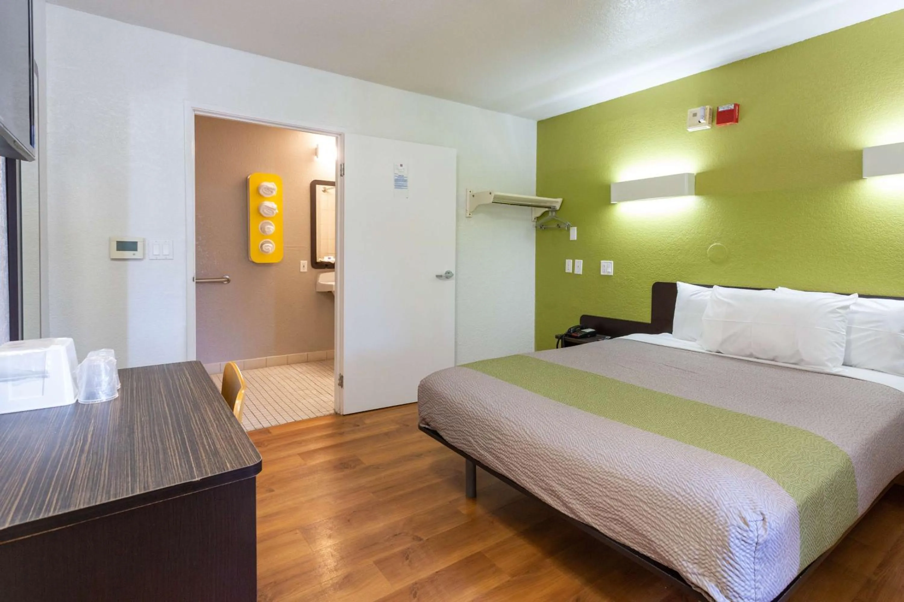 Photo of the whole room, Bed in Motel 6-Camp Springs, DC - South Camp Springs