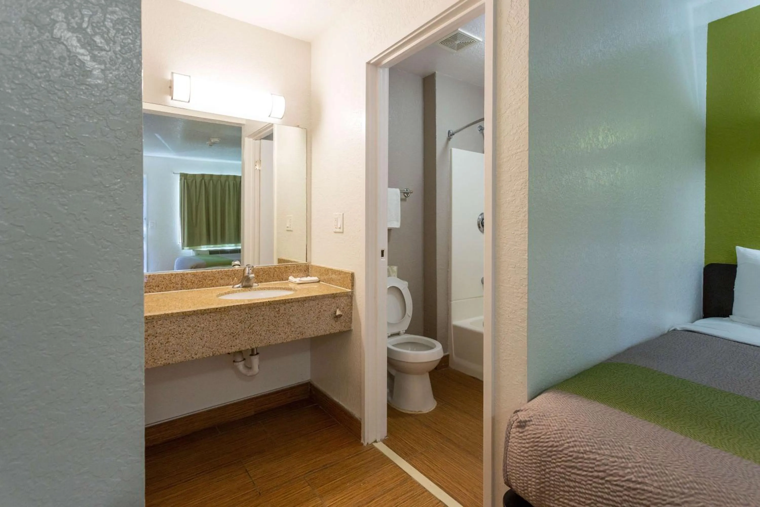 Photo of the whole room, Bed in Motel 6-Camp Springs, DC - South Camp Springs