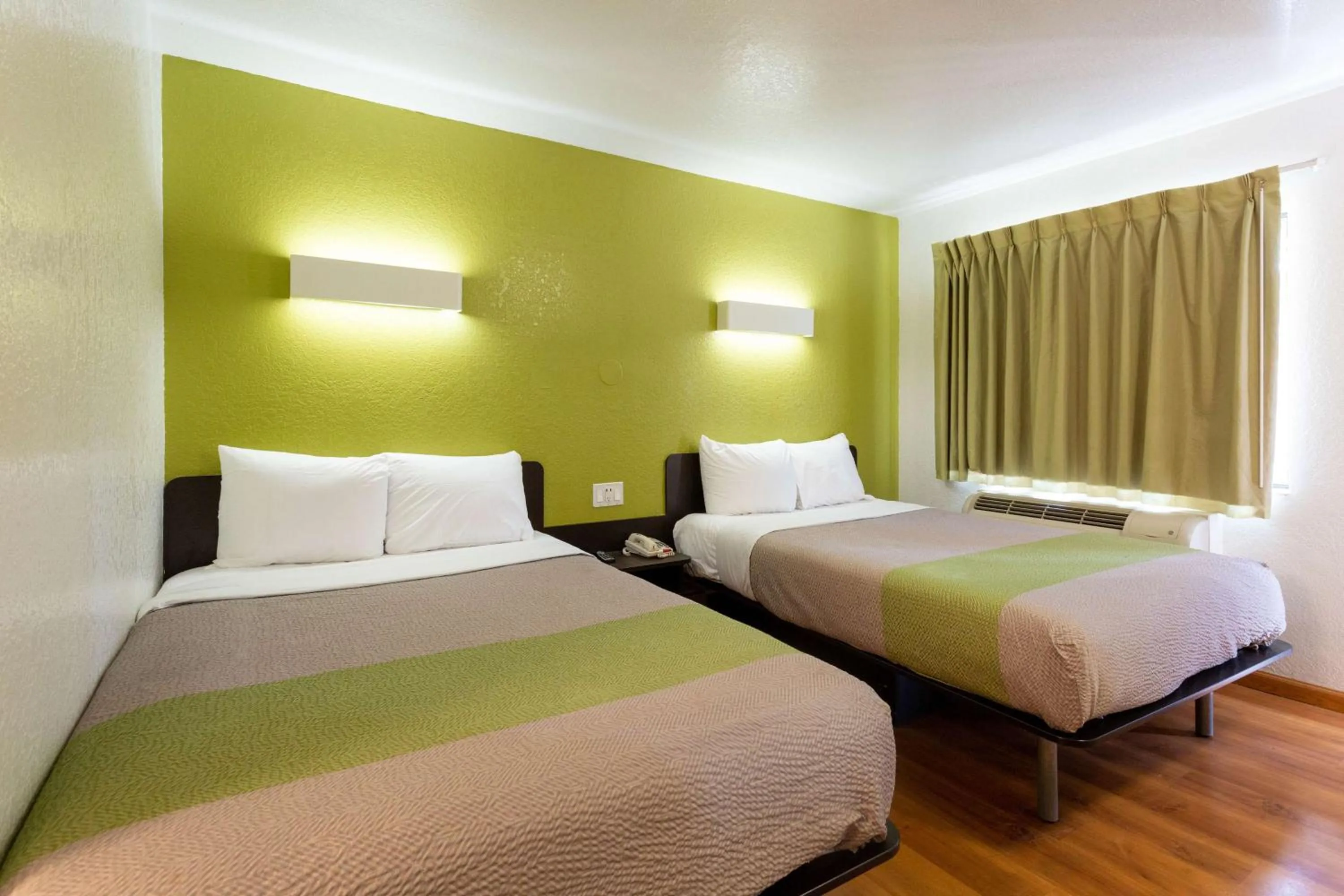 Photo of the whole room, Bed in Motel 6-Camp Springs, DC - South Camp Springs