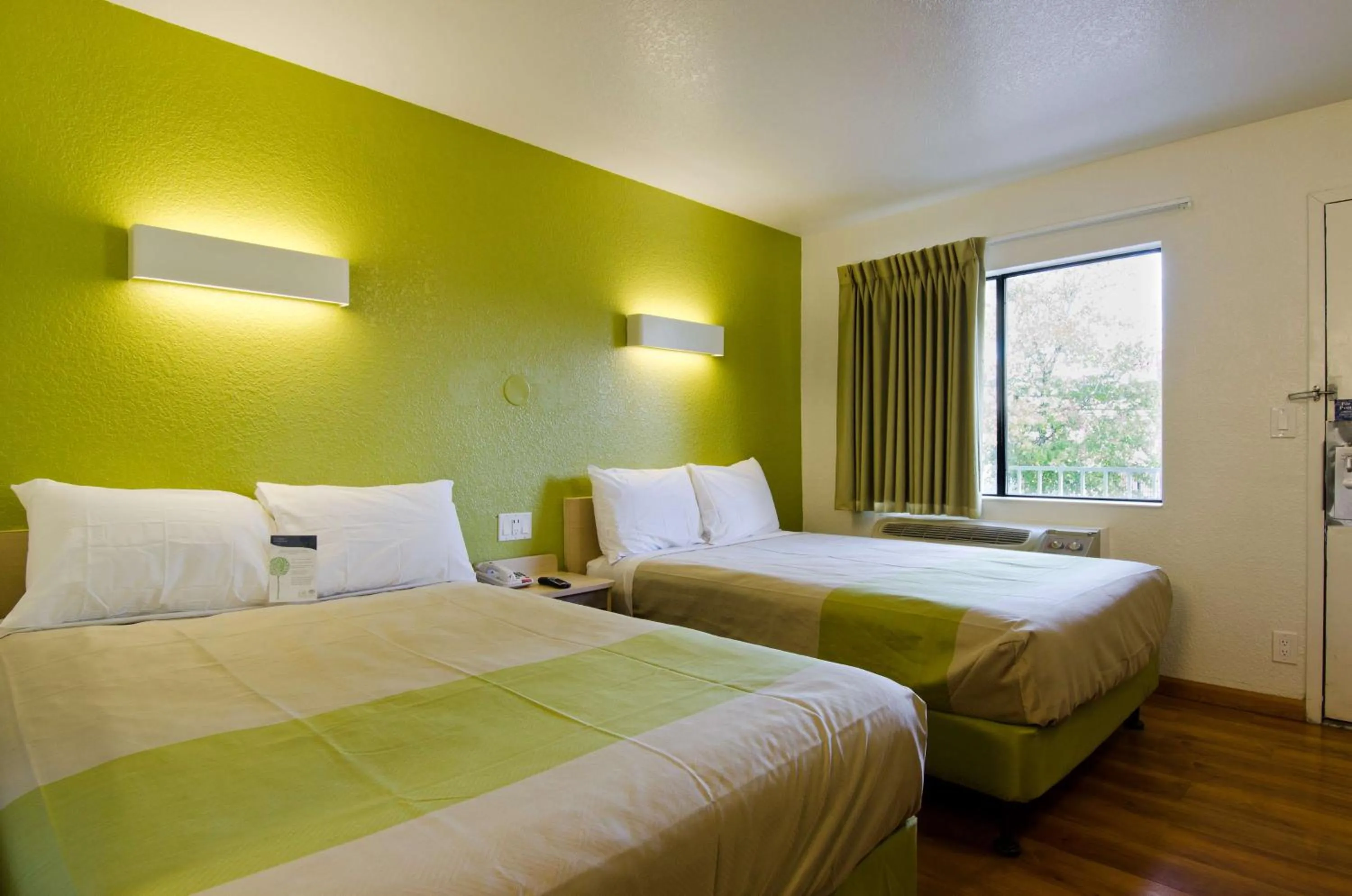 Photo of the whole room, Bed in Motel 6-Camp Springs, DC - South Camp Springs