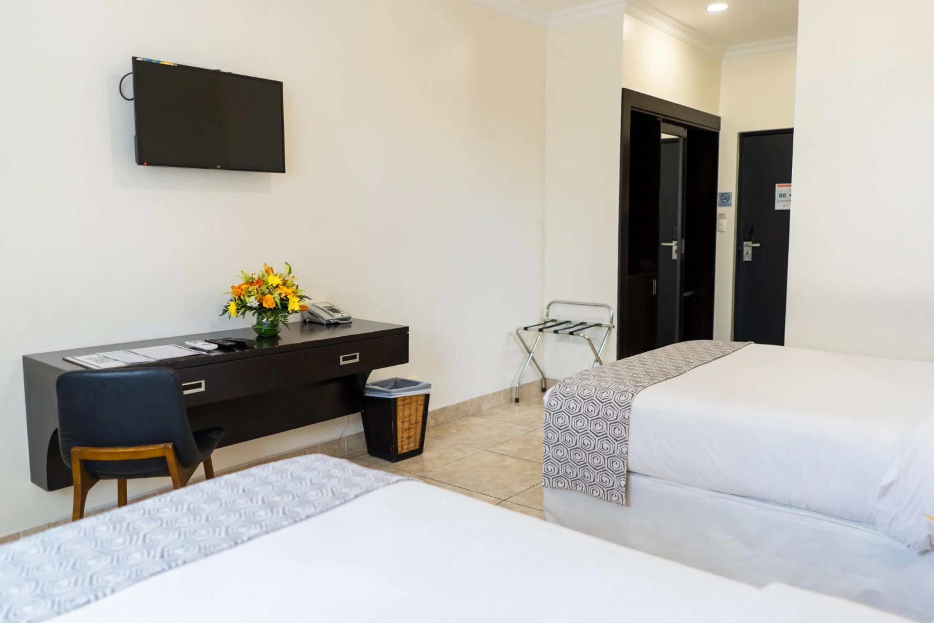 Coffee/tea facilities, Bed in KC Hotel San Jose