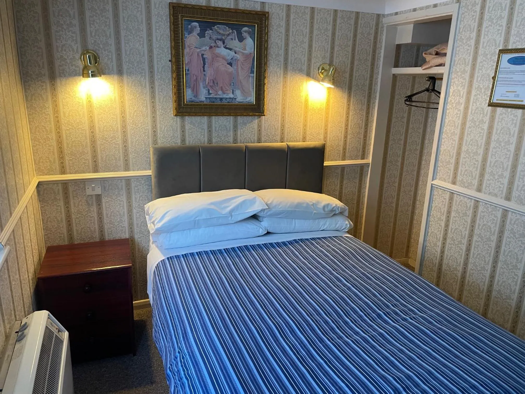 Bedroom, Bed in The Old Lamb