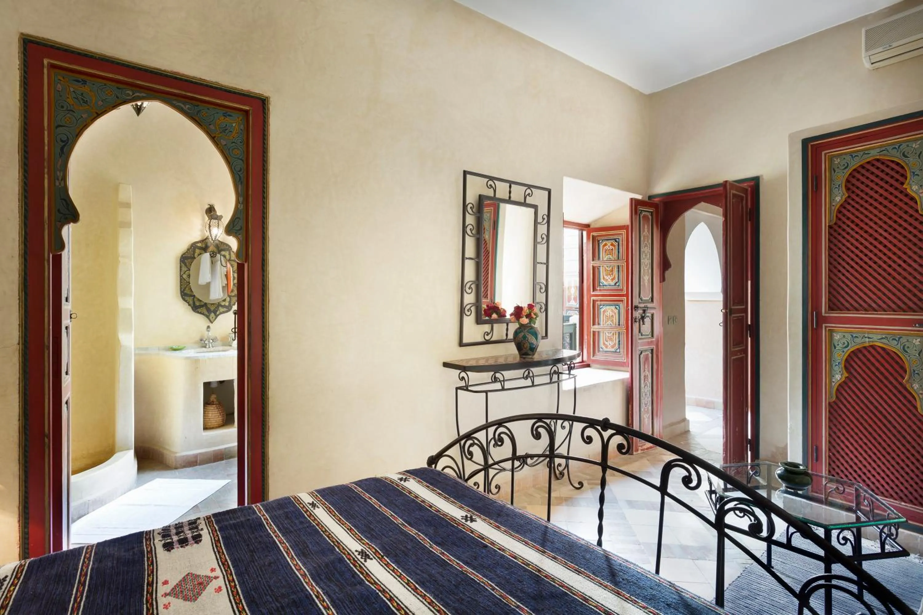 Photo of the whole room, Bed in Riad Julia