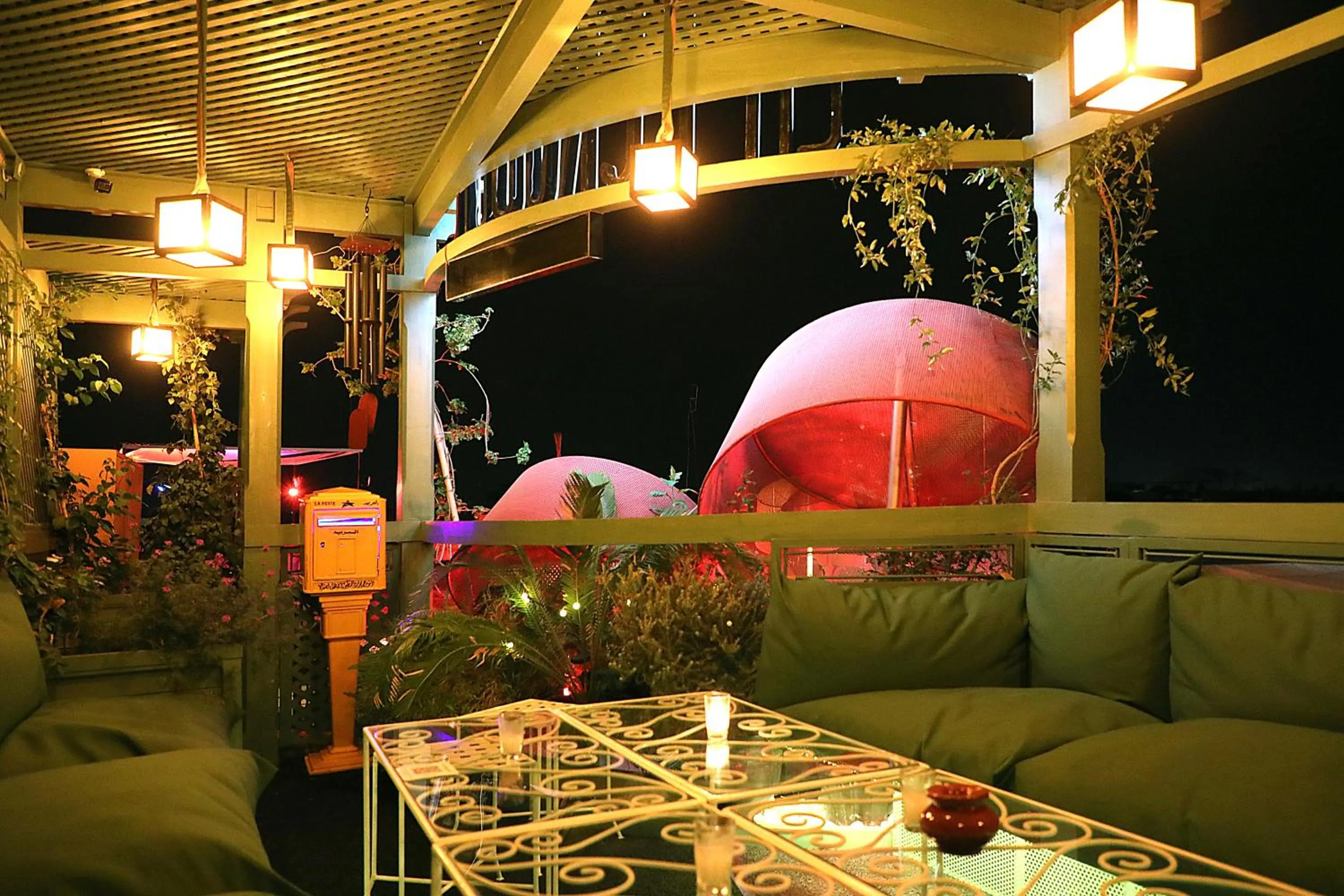 Restaurant/places to eat in Riad Monceau