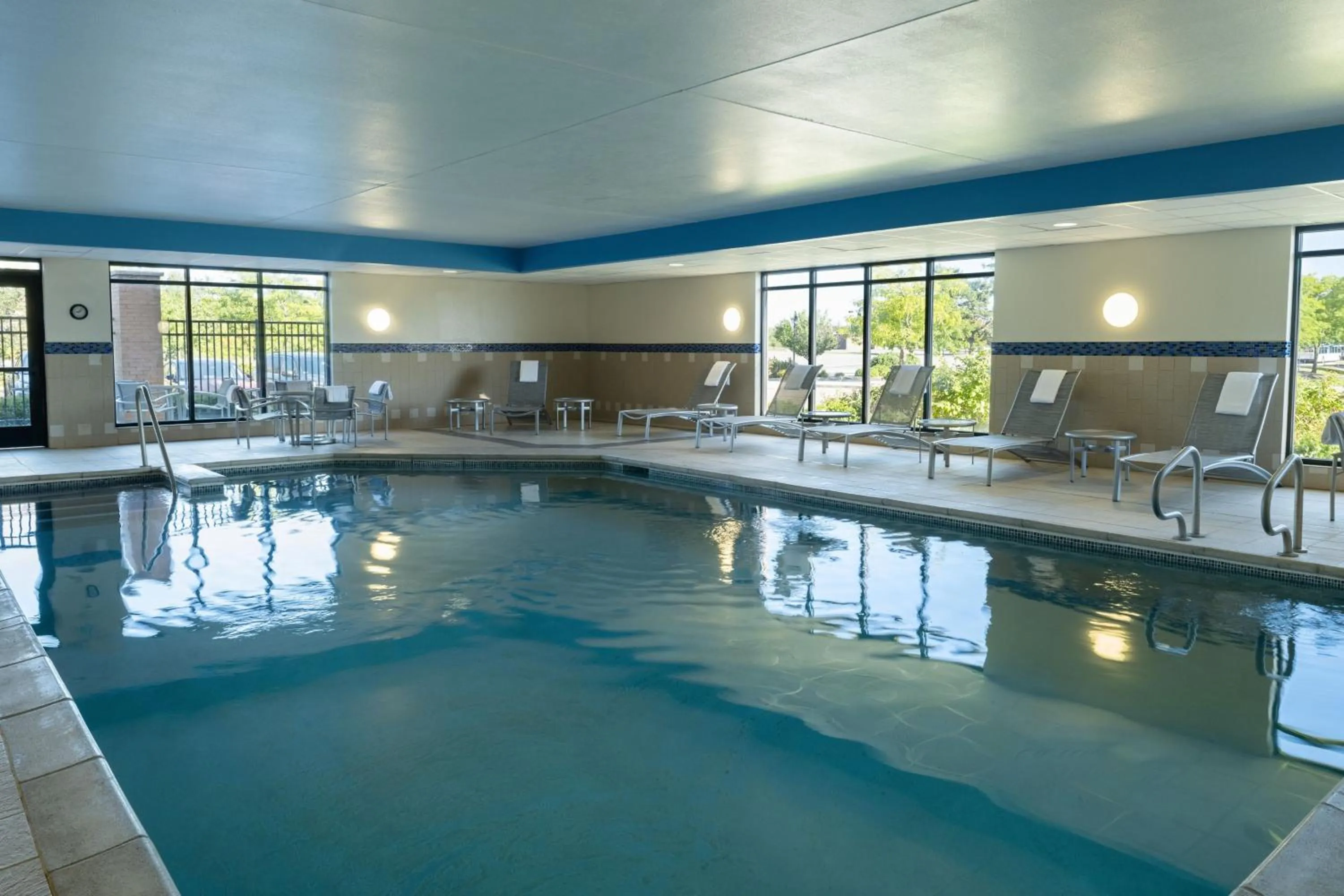 Swimming pool in TownePlace Suites Ann Arbor