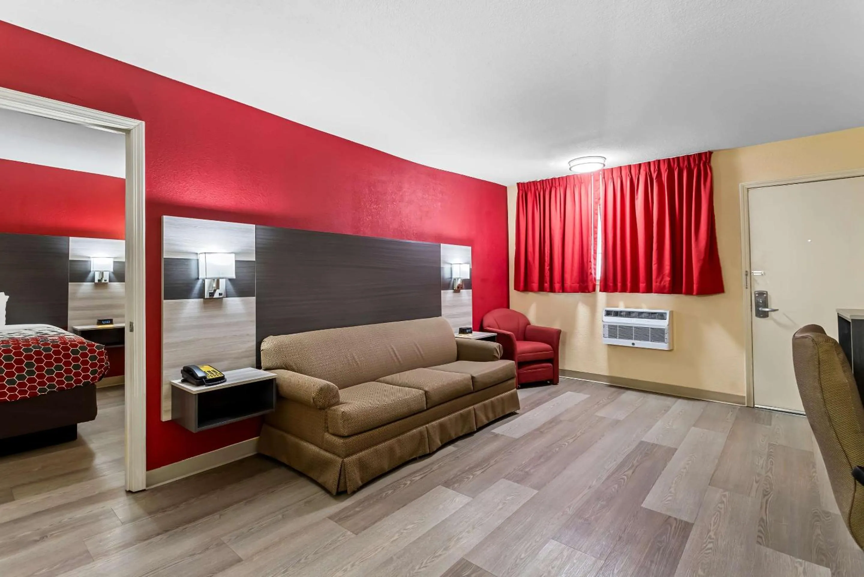 Bedroom, Bed in Econo Lodge Inn & Suites Santa Rosa