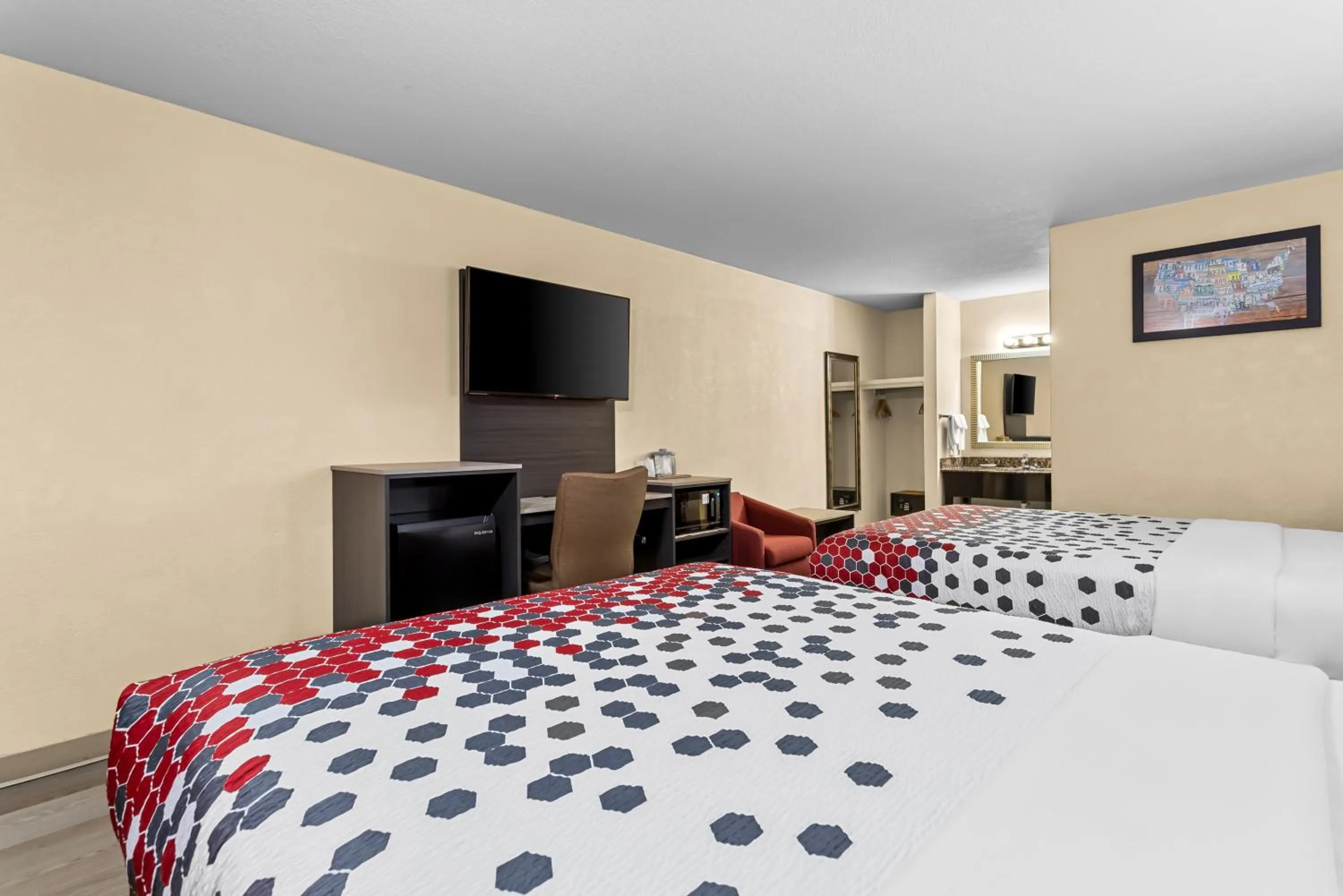 Bed in Econo Lodge Inn & Suites Santa Rosa