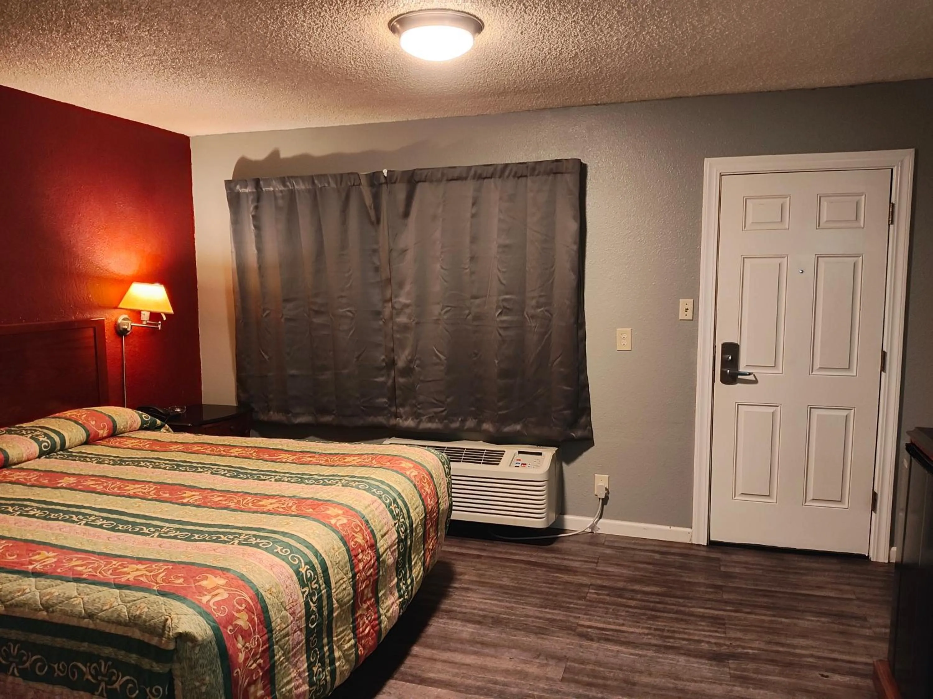 Bed in Economy Inn Richmond