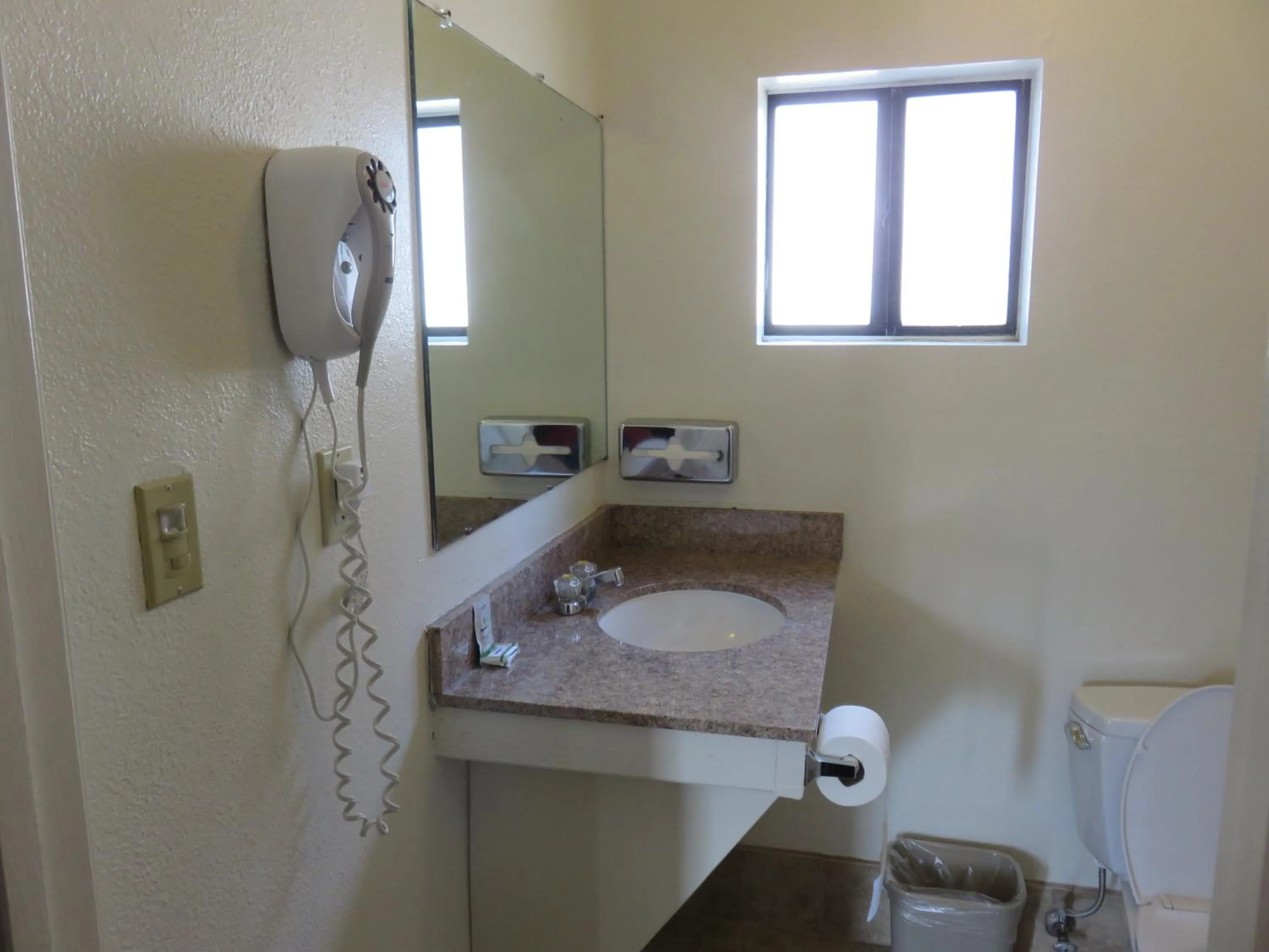 Bathroom in Economy Inn Richmond