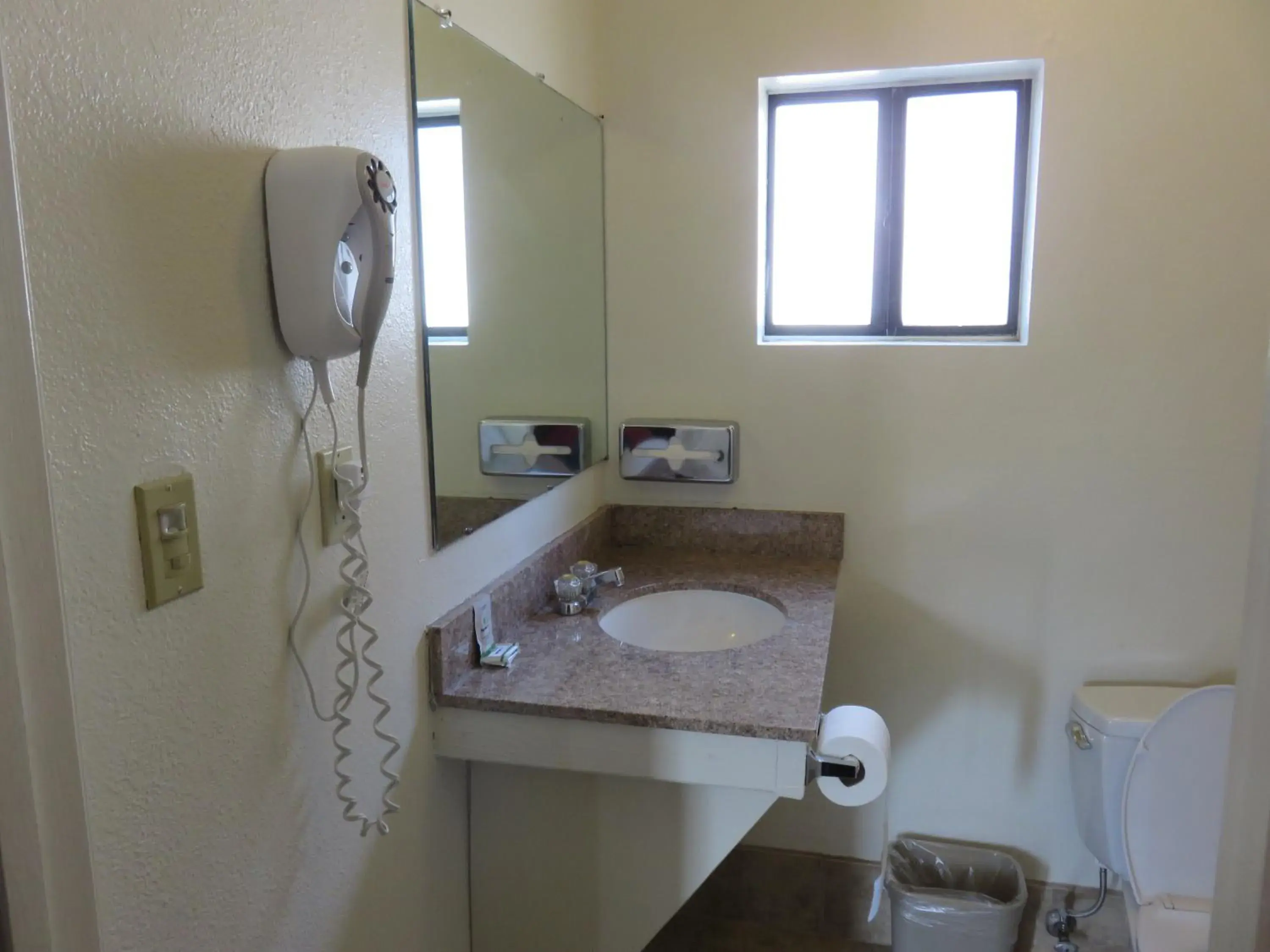 Queen Room with Two Queen Beds - Non-Smoking in Economy Inn Richmond Queen Room with Two Queen Beds - Non-Smoking in Economy Inn Richmond
