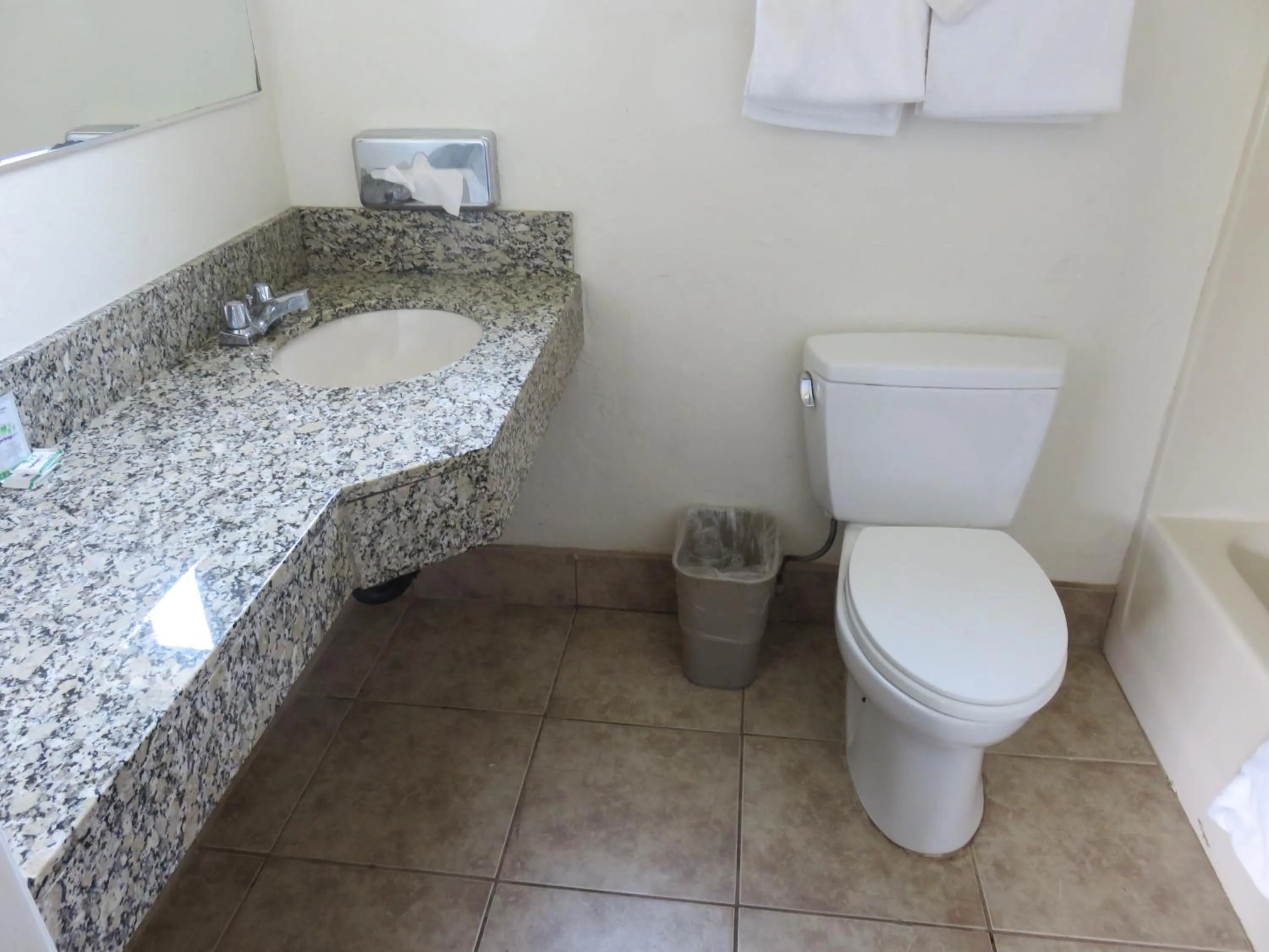 Toilet in Economy Inn Richmond