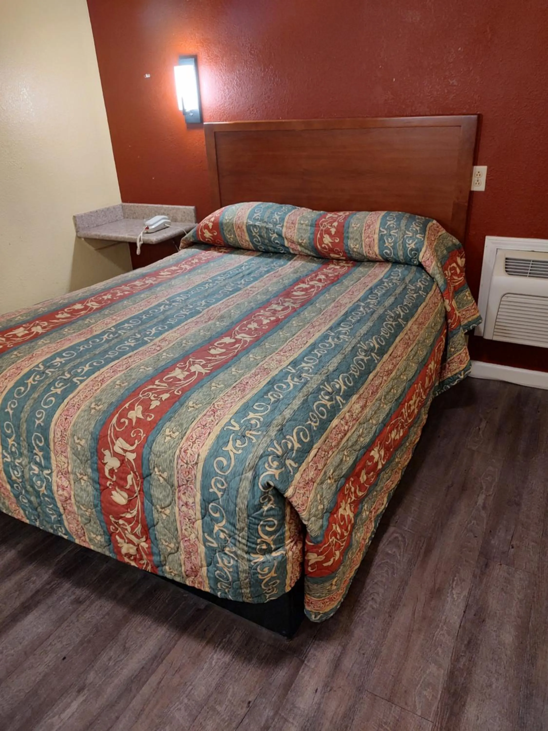 Bed in Economy Inn Richmond