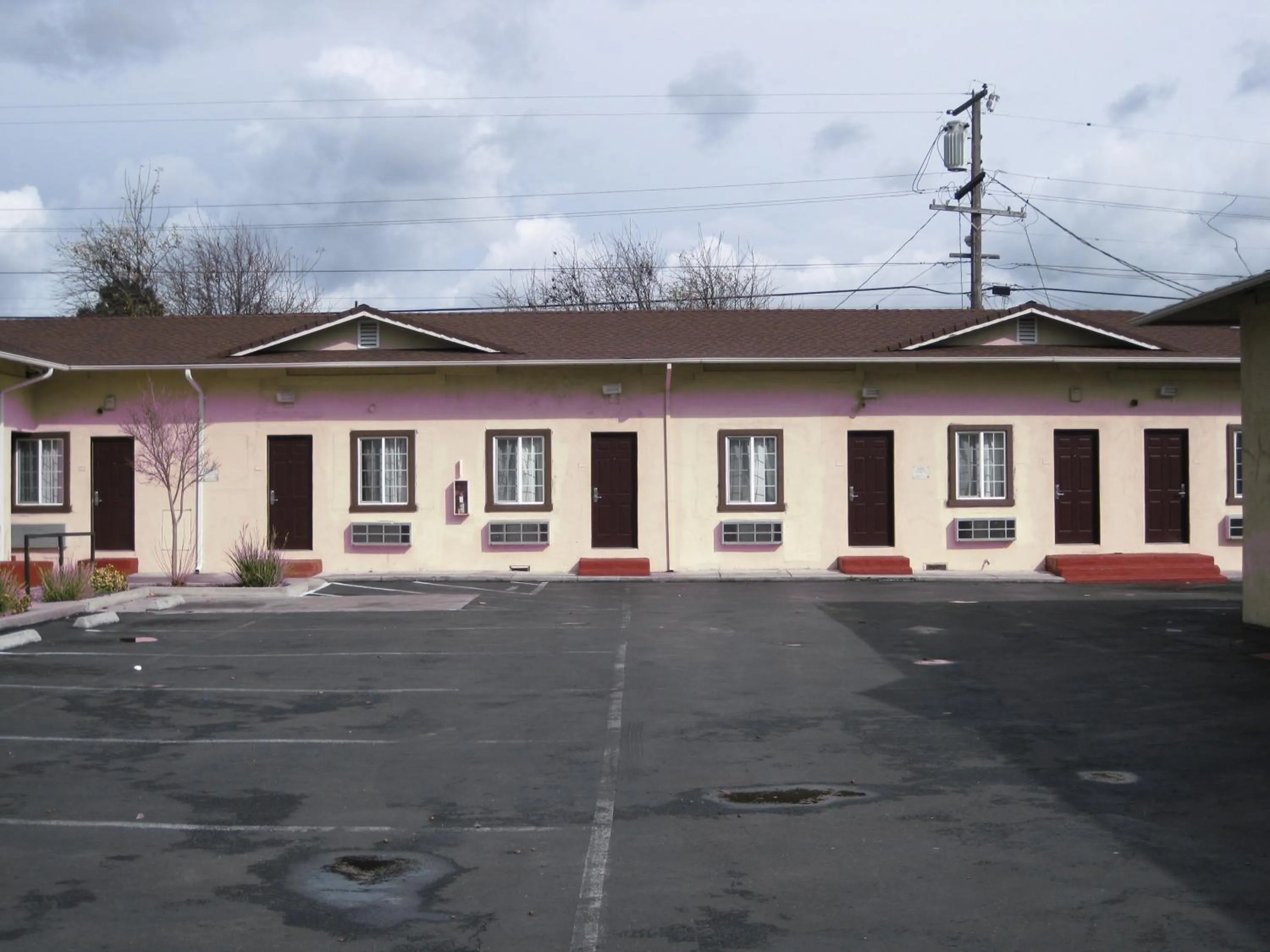 Facade/entrance in Economy Inn Richmond