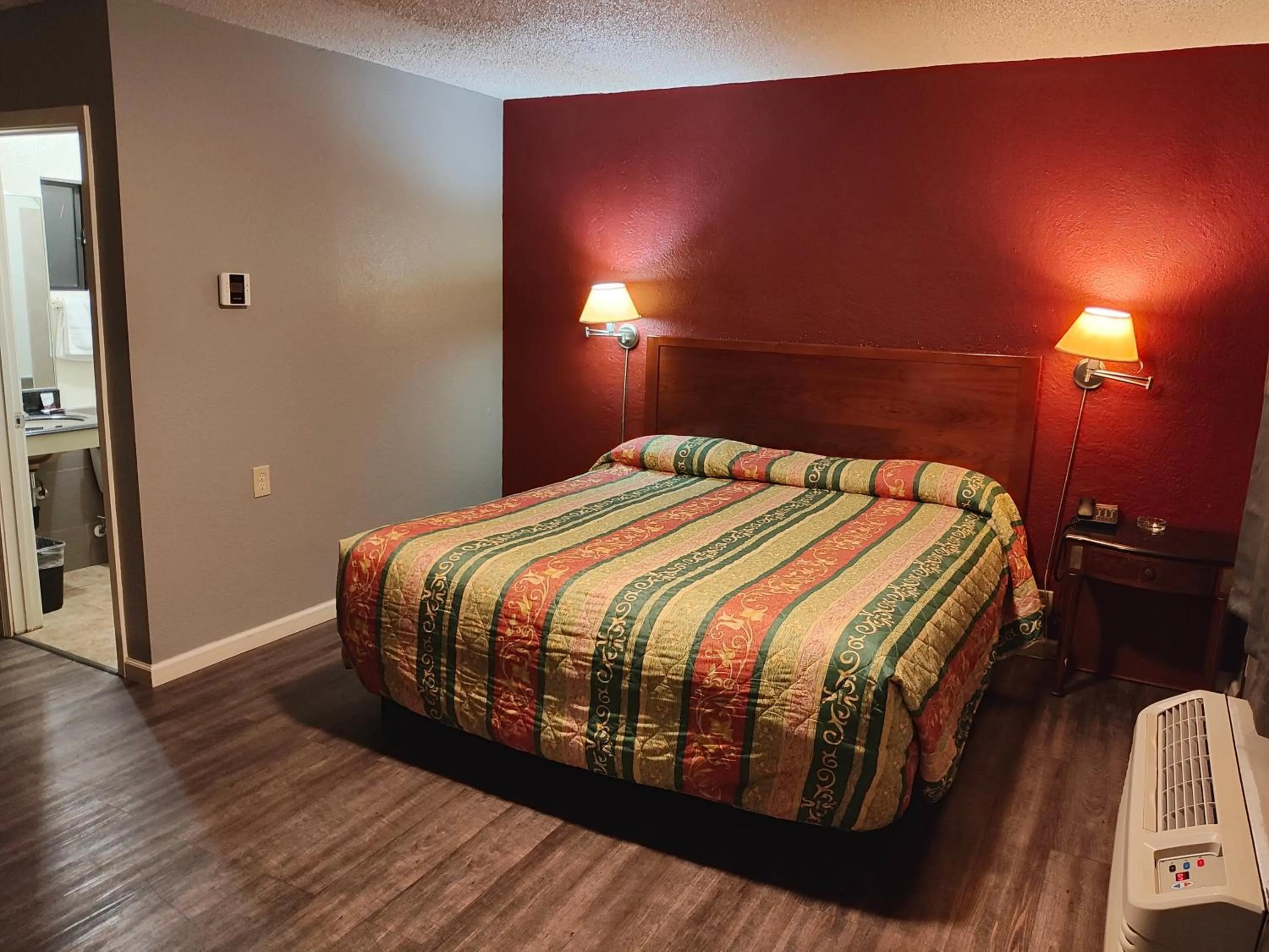 Bed in Economy Inn Richmond