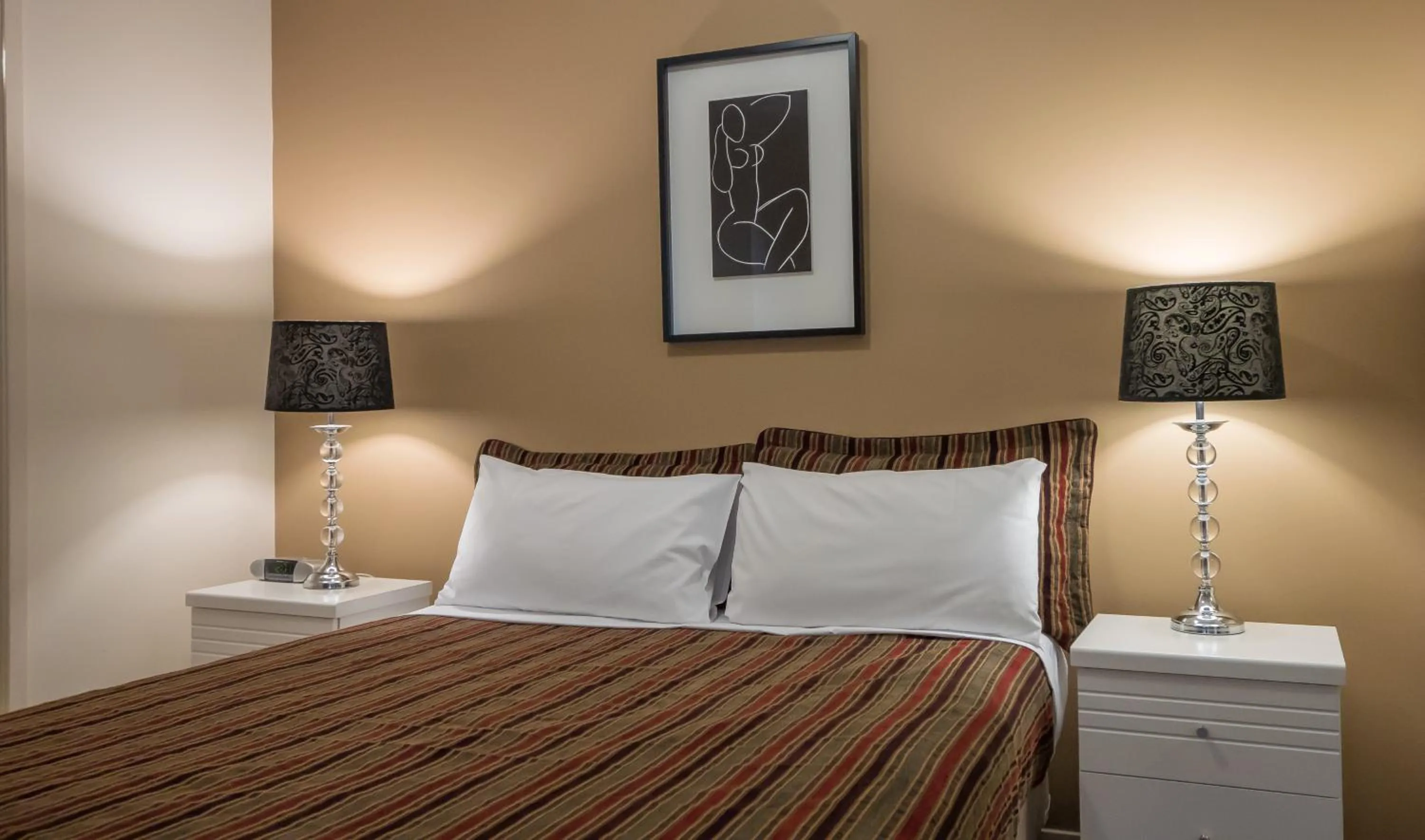 Bedroom, Bed in Inn on the Park Apartments