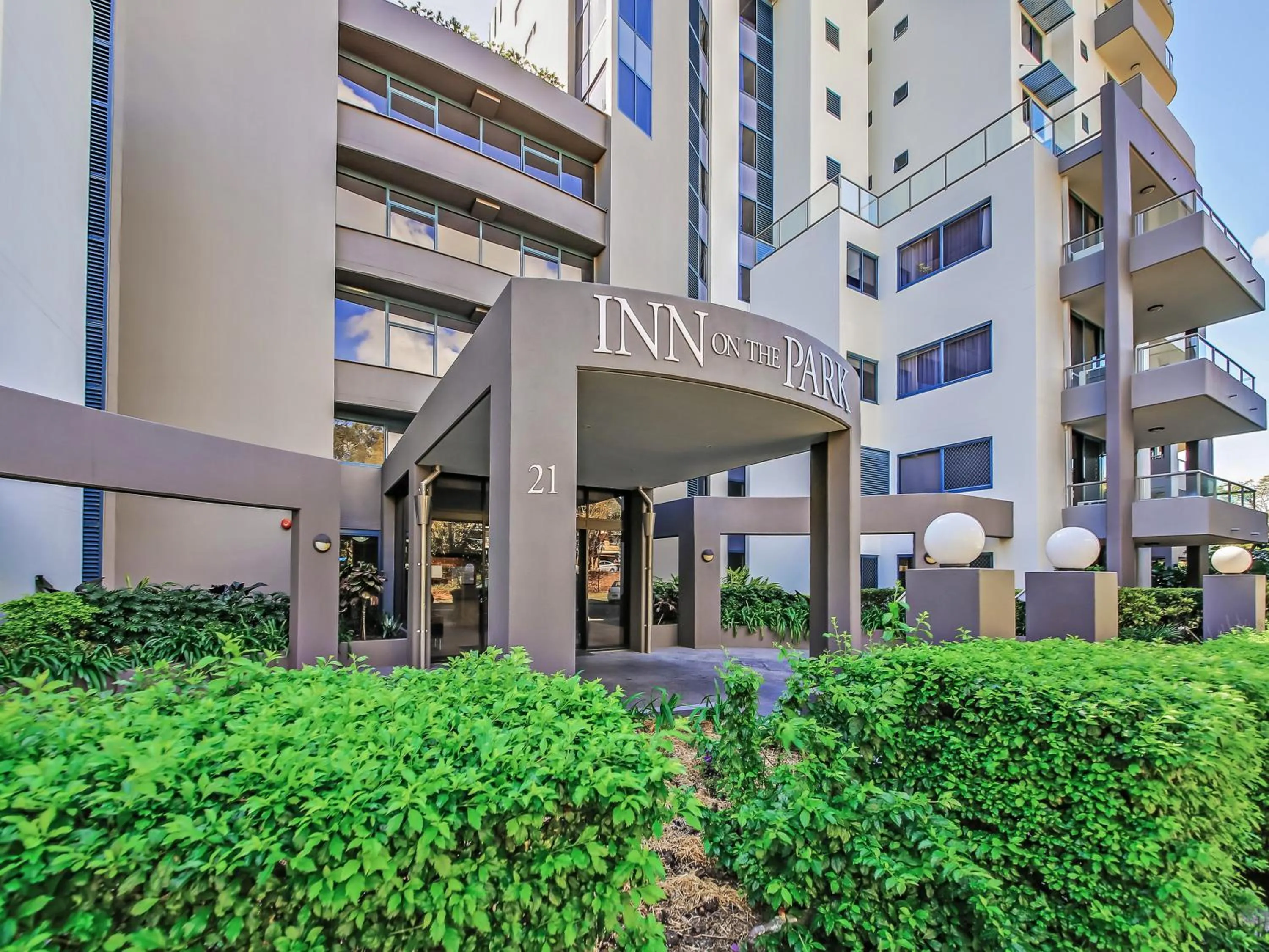Facade/entrance in Inn on the Park Apartments
