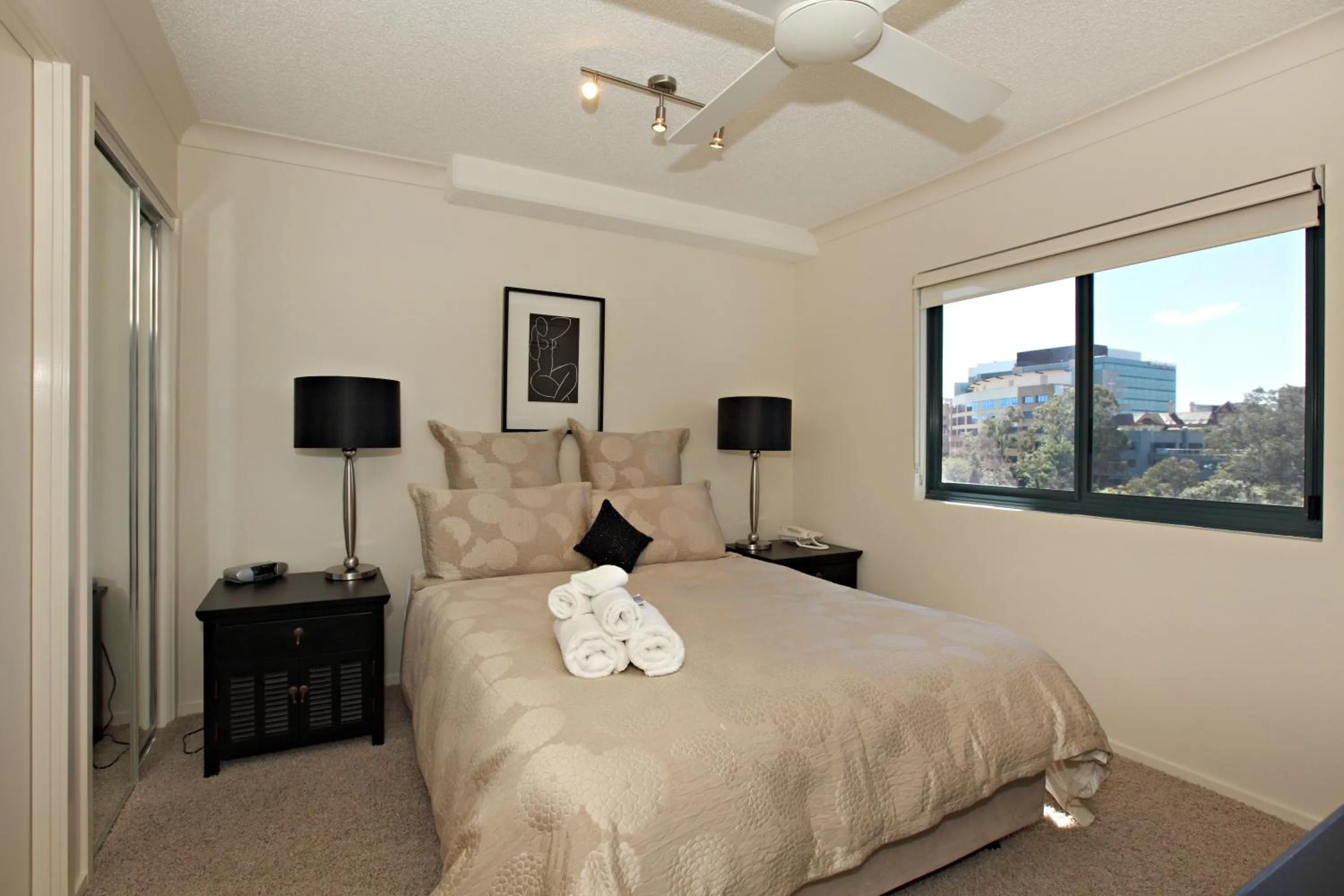 Bedroom, Bed in Inn on the Park Apartments