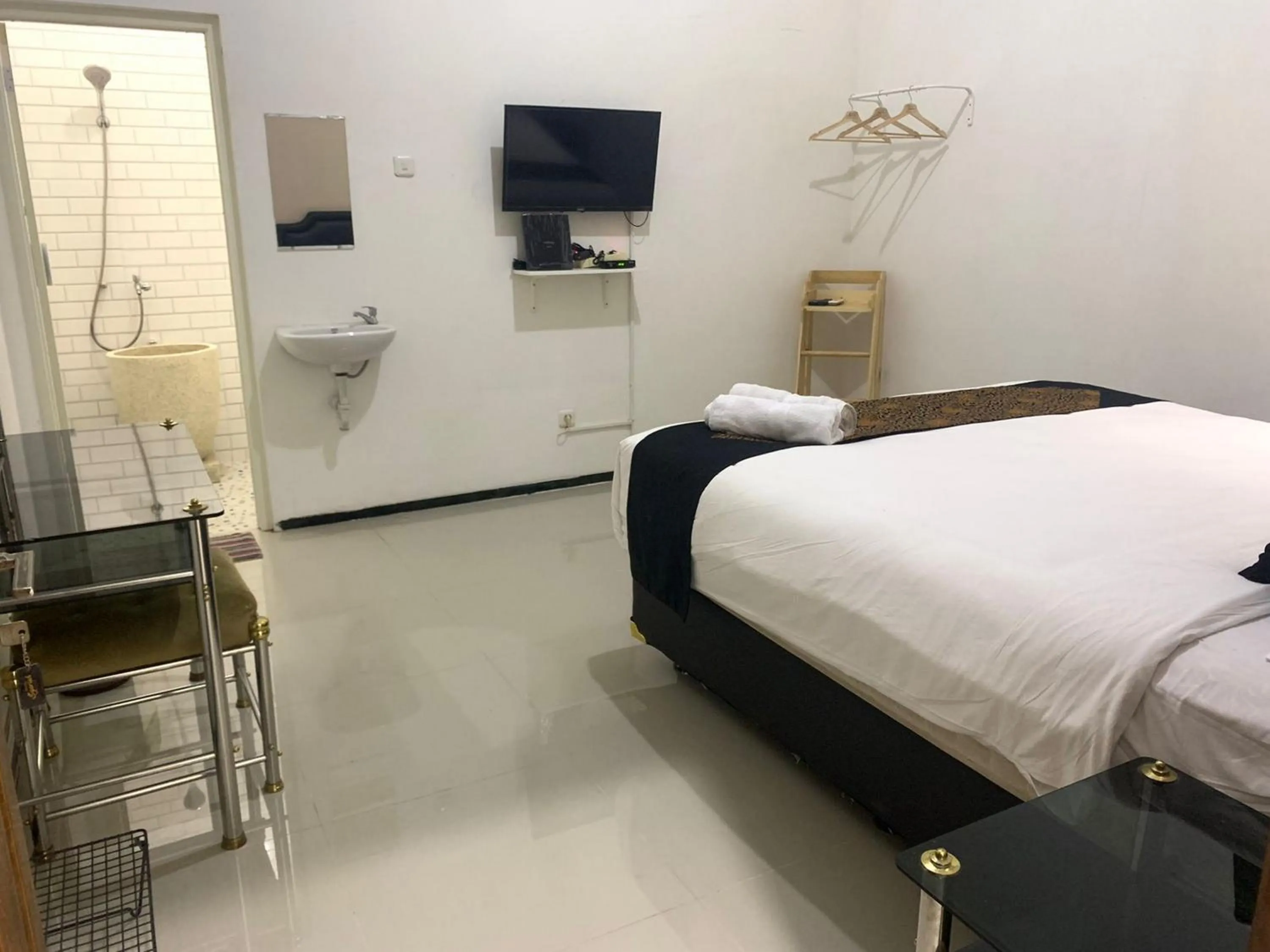 Bedroom, Bed in Tjahaja Baroe Syariah Mitra RedDoorz At Dukuh Kupang