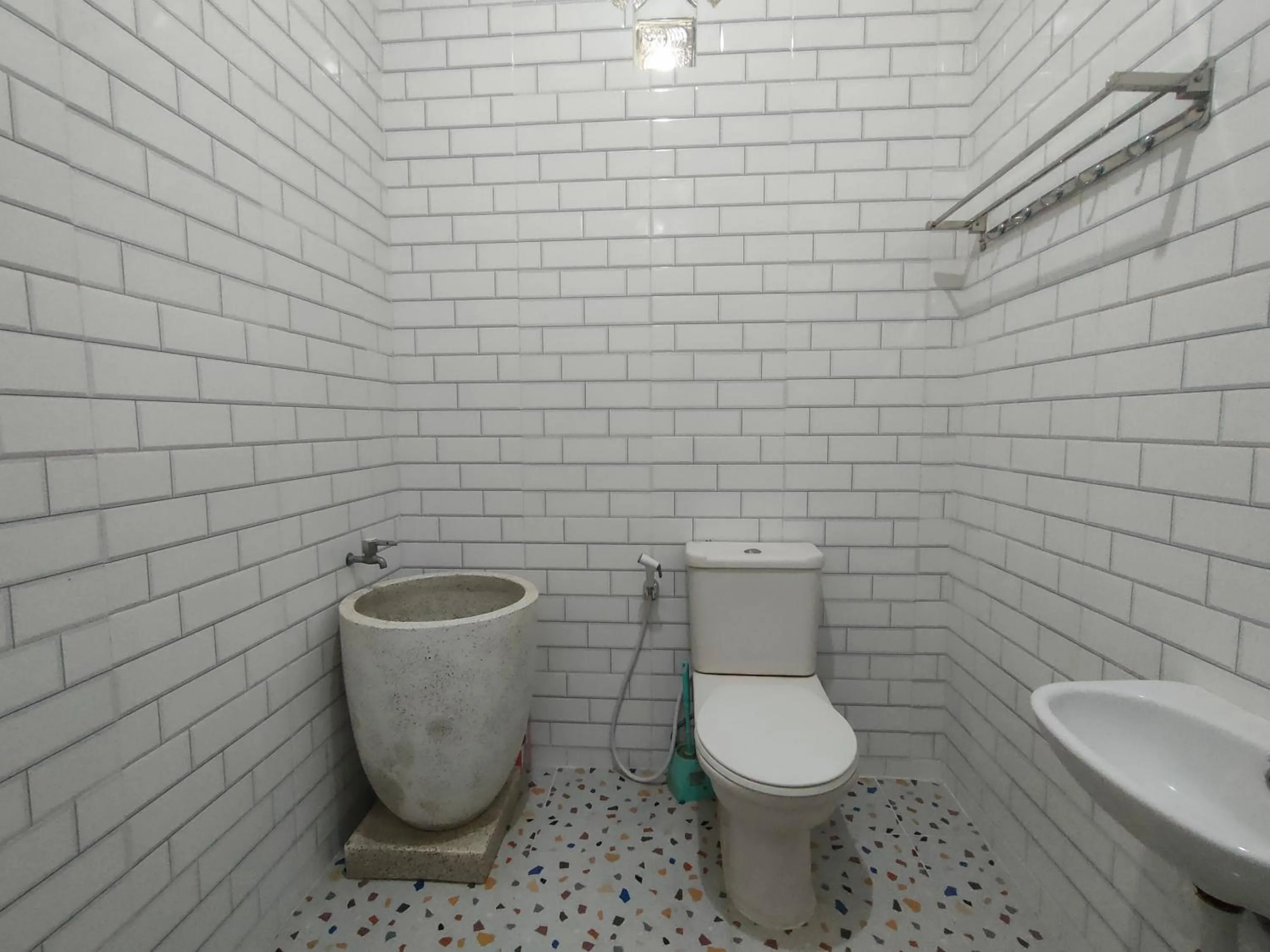 Bathroom in Tjahaja Baroe Syariah Mitra RedDoorz At Dukuh Kupang