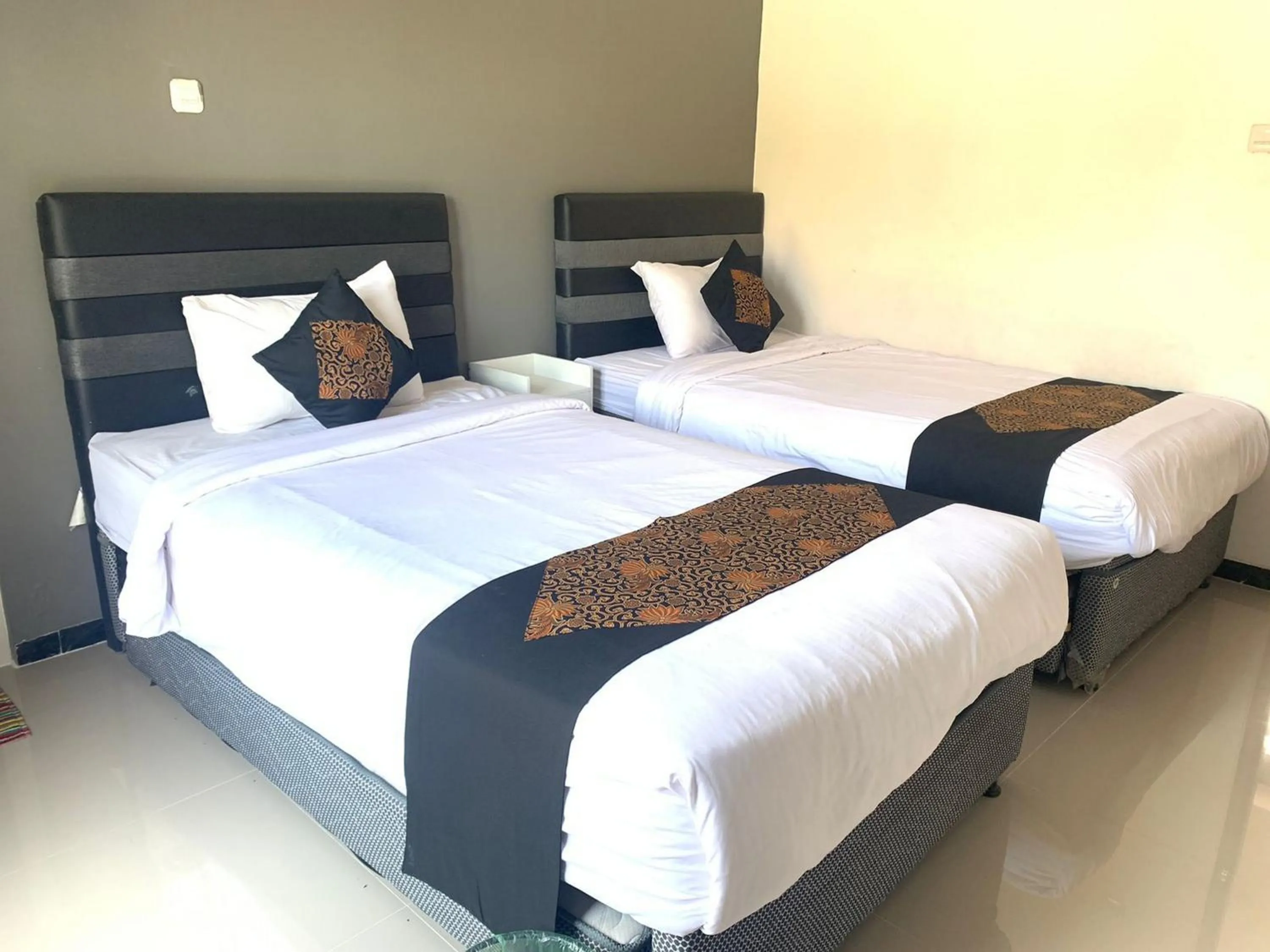 Bedroom, Bed in Tjahaja Baroe Syariah Mitra RedDoorz At Dukuh Kupang