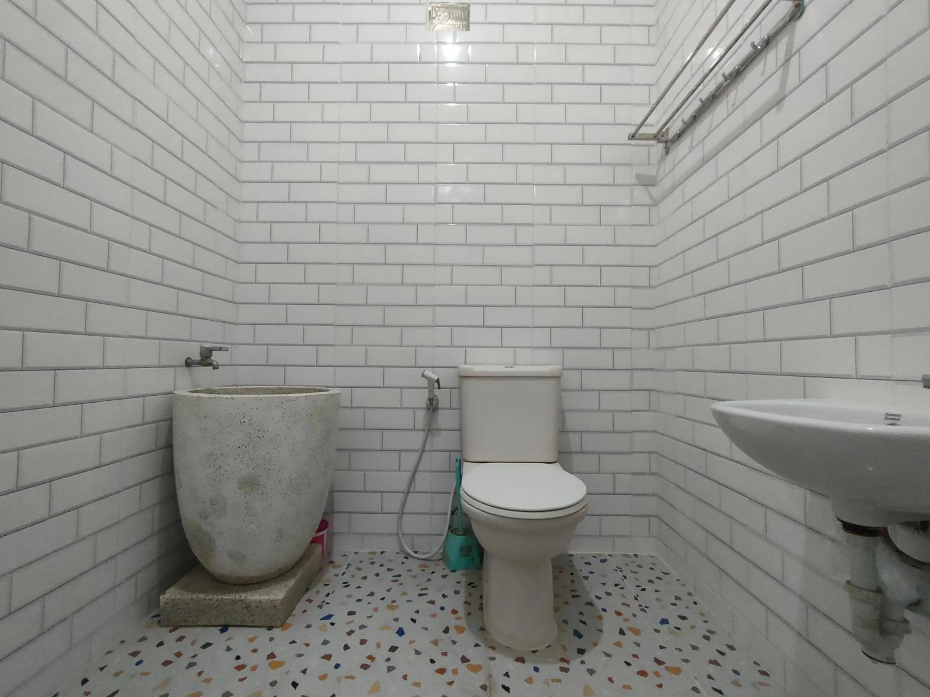 Bathroom in Tjahaja Baroe Syariah Mitra RedDoorz At Dukuh Kupang